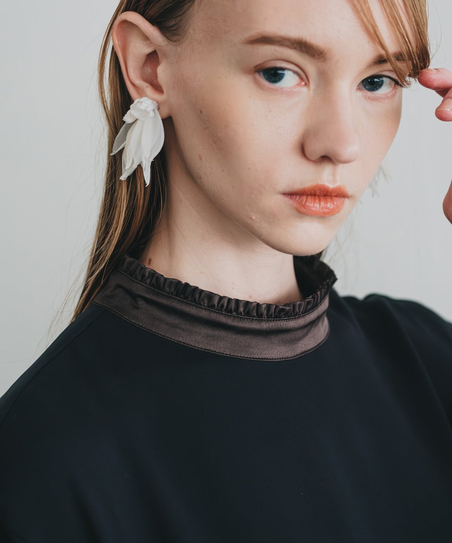 sheer leaf earrings / WHT25FAC4013