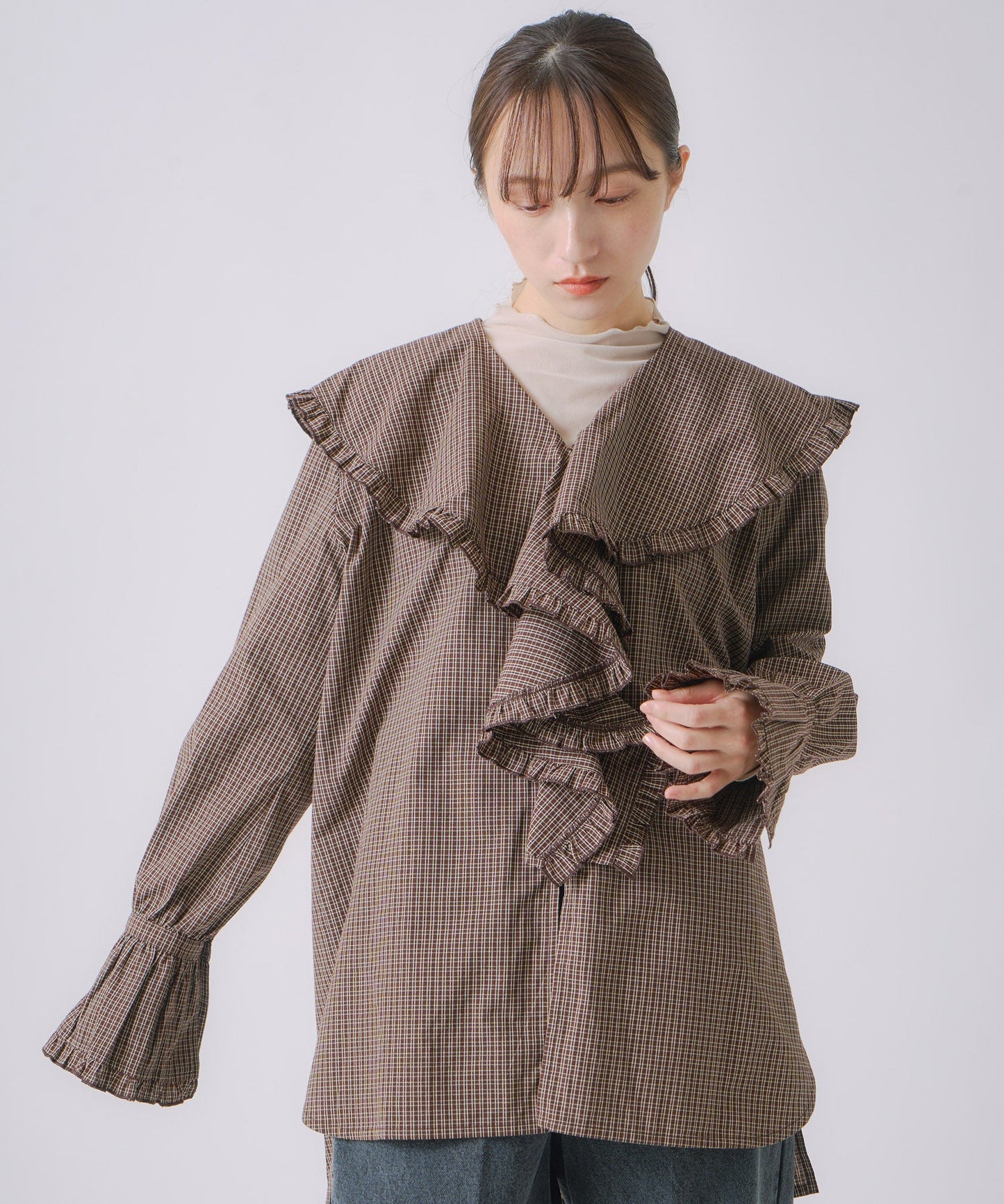 check frill blouse / WHT25FBL4077