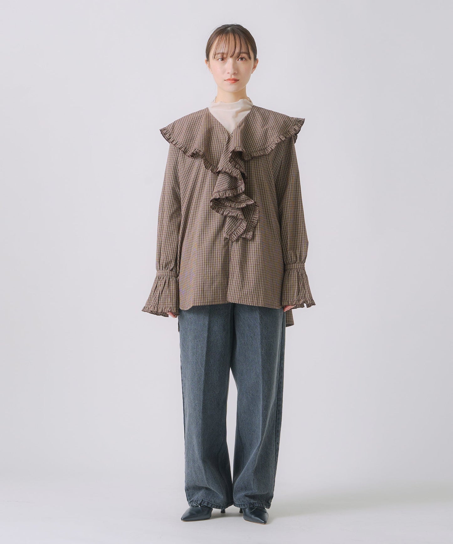 check frill blouse / WHT25FBL4077