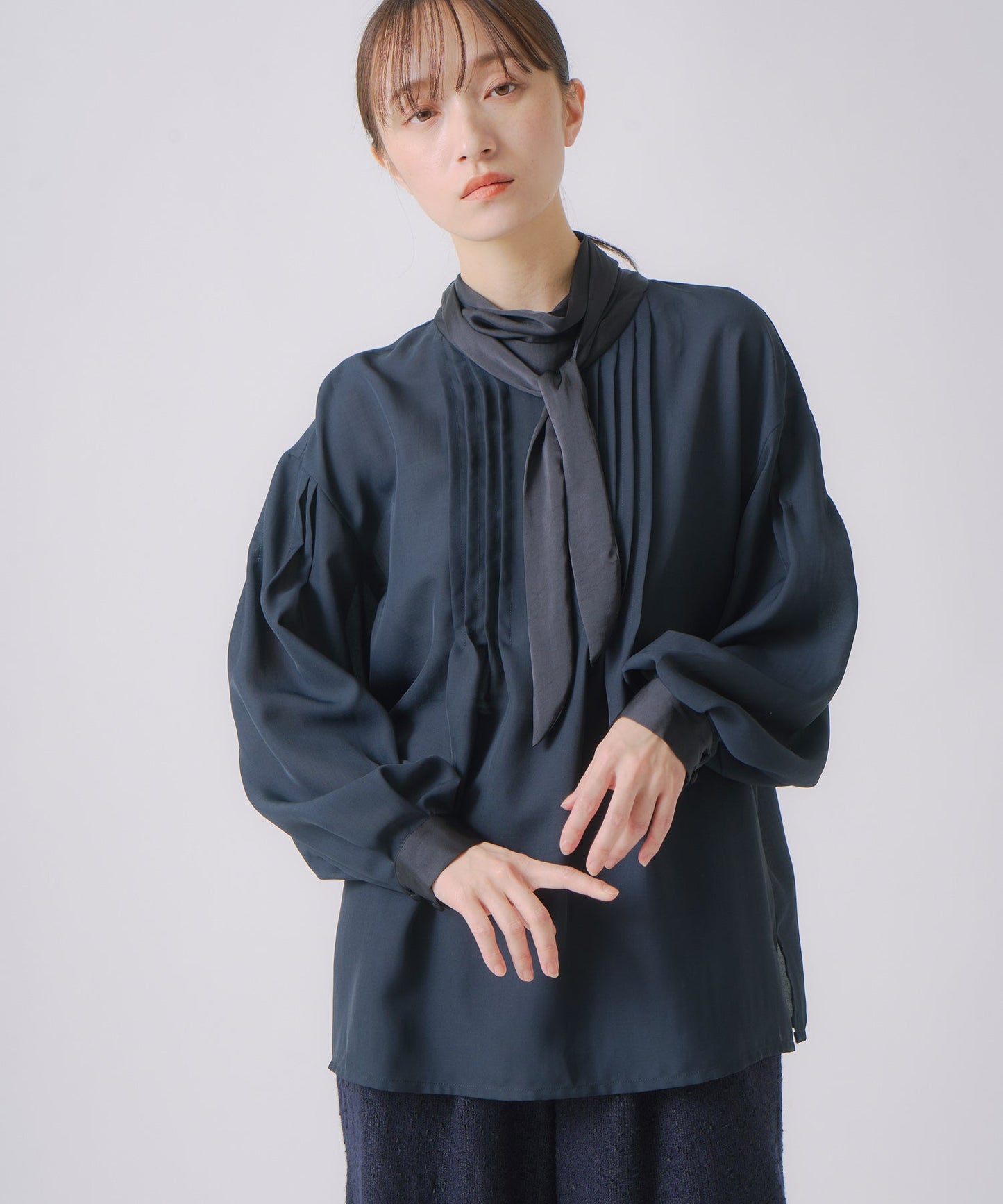 ribbon tie blouse / WHT25FBL4082