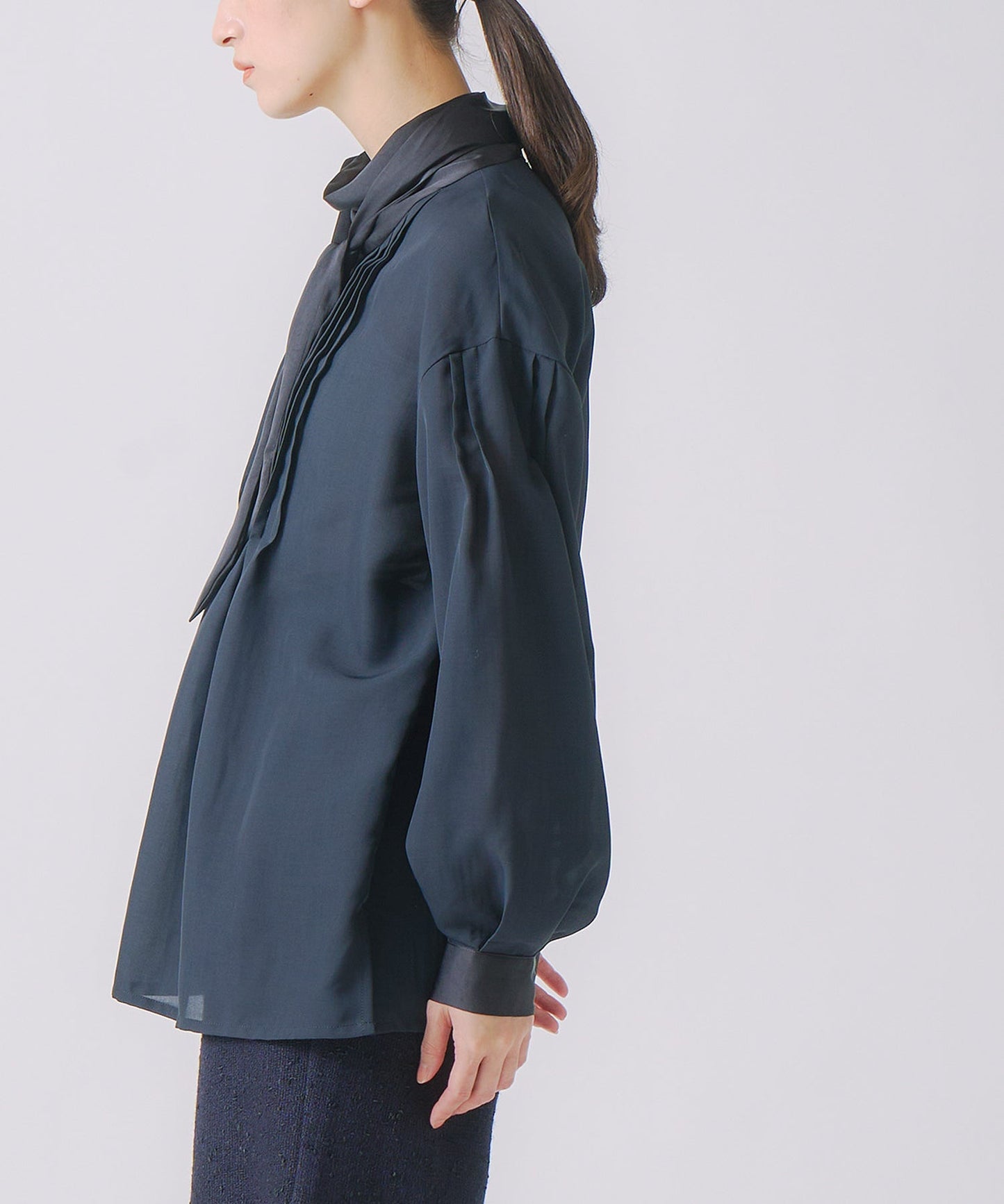 ribbon tie blouse / WHT25FBL4082