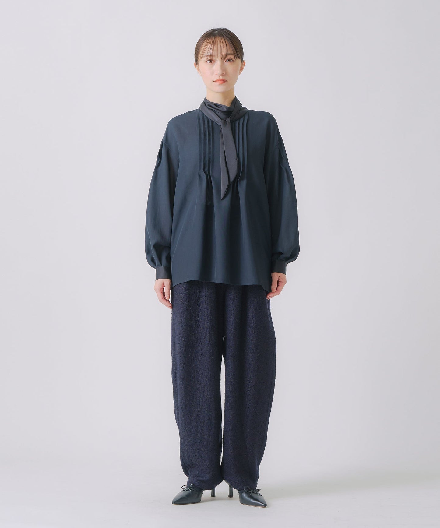 ribbon tie blouse / WHT25FBL4082