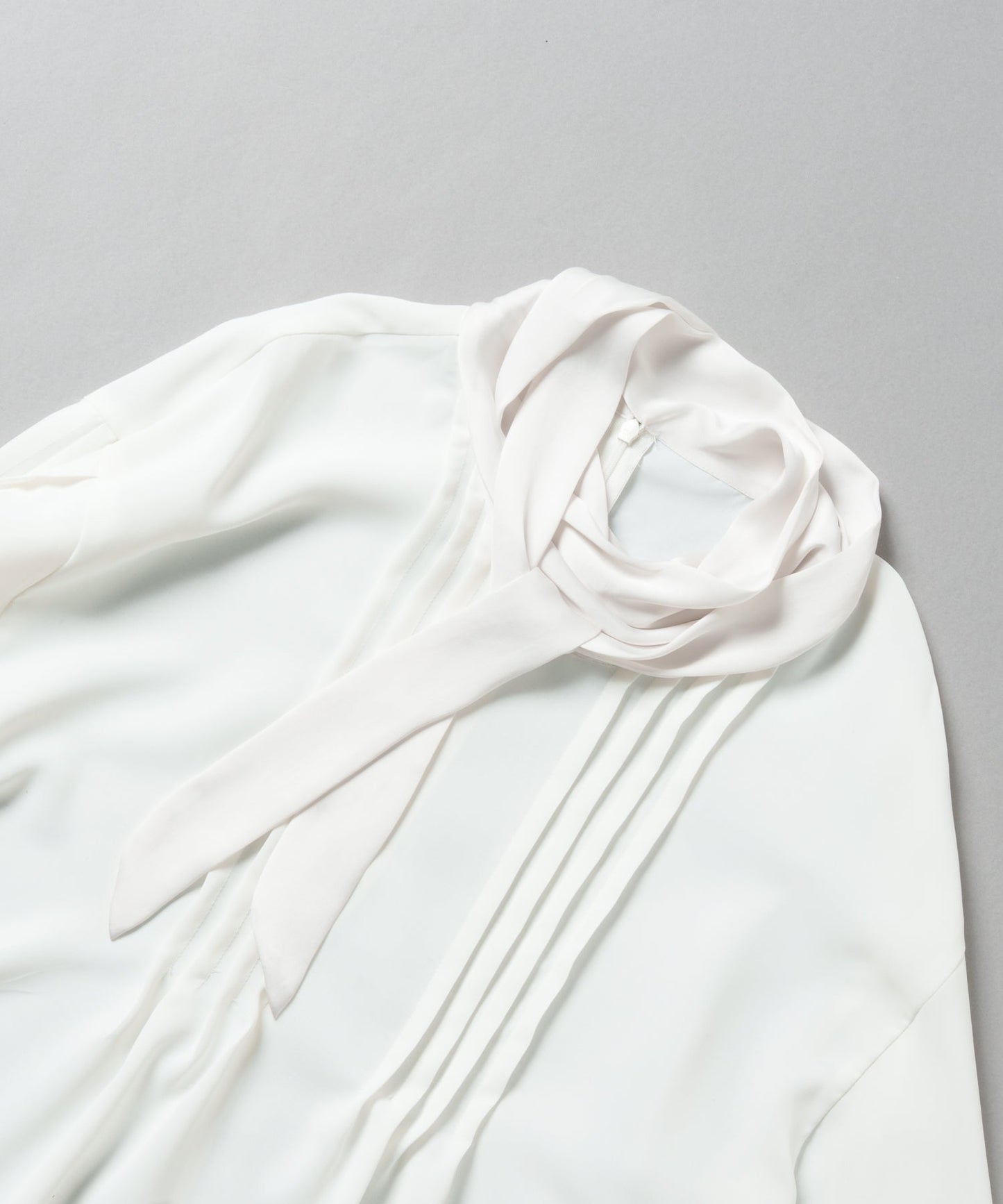 ribbon tie blouse / WHT25FBL4082