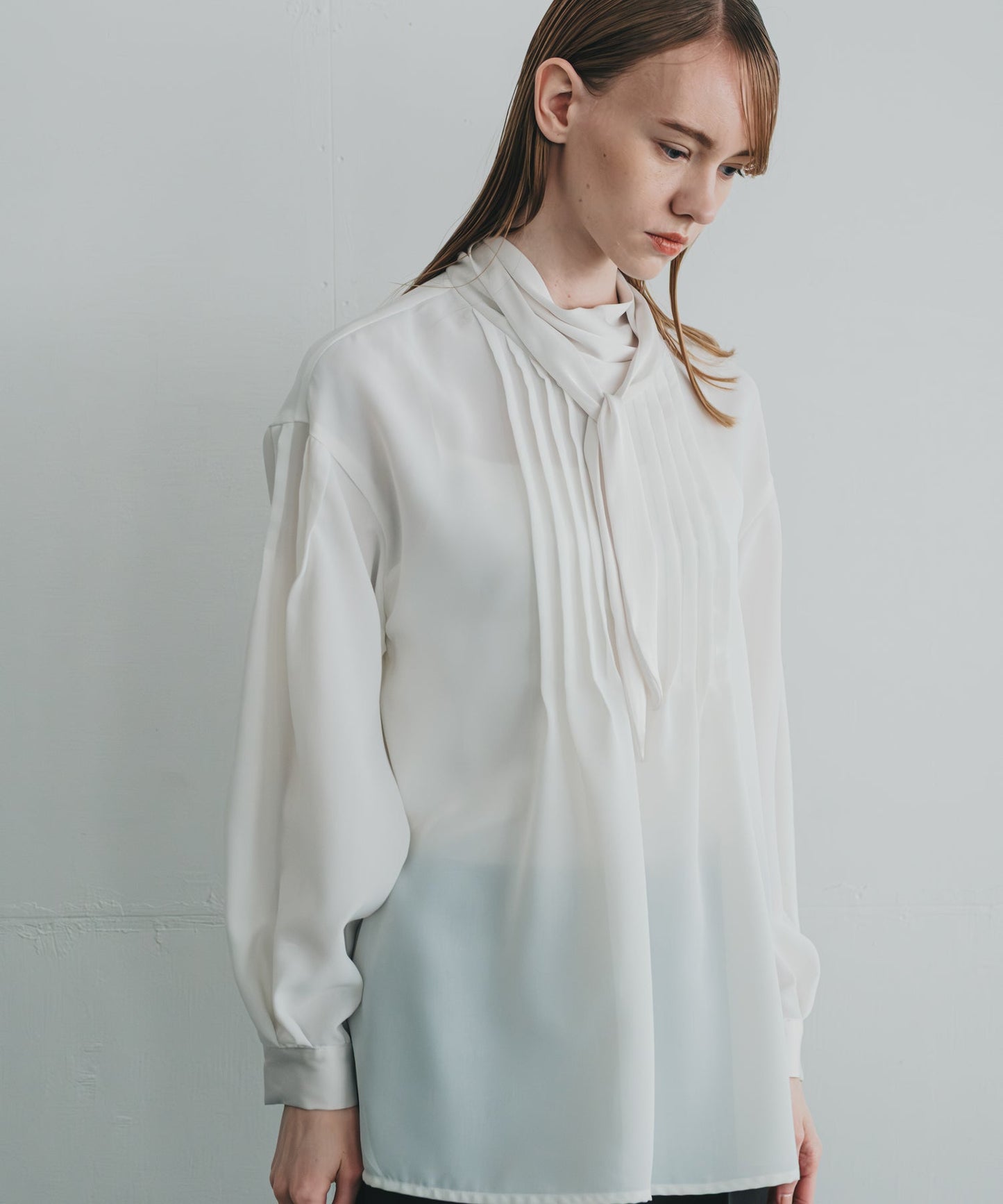 ribbon tie blouse / WHT25FBL4082