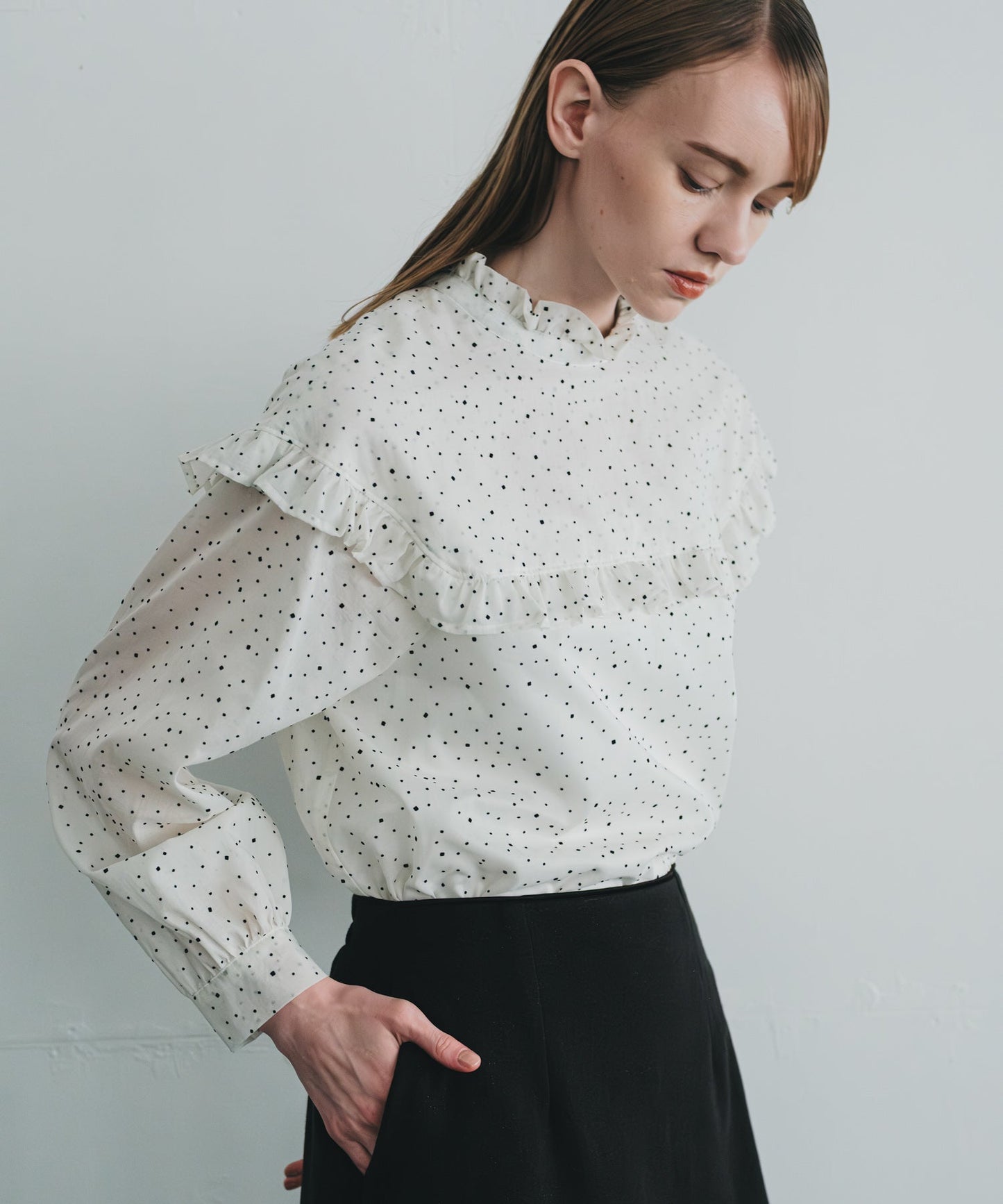 dot frill collar blouse / WHT25FBL4084