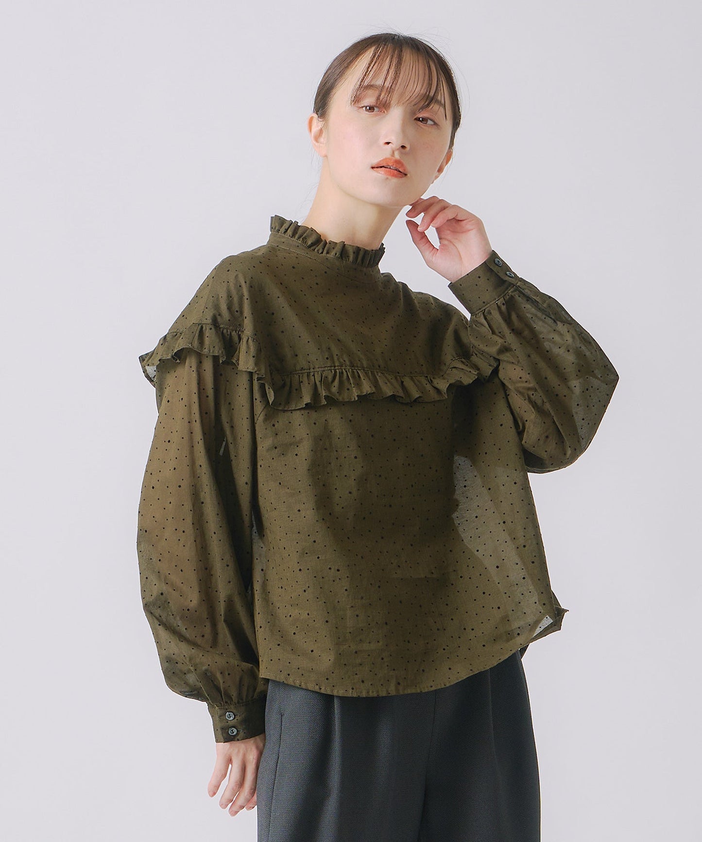 dot frill collar blouse / WHT25FBL4084
