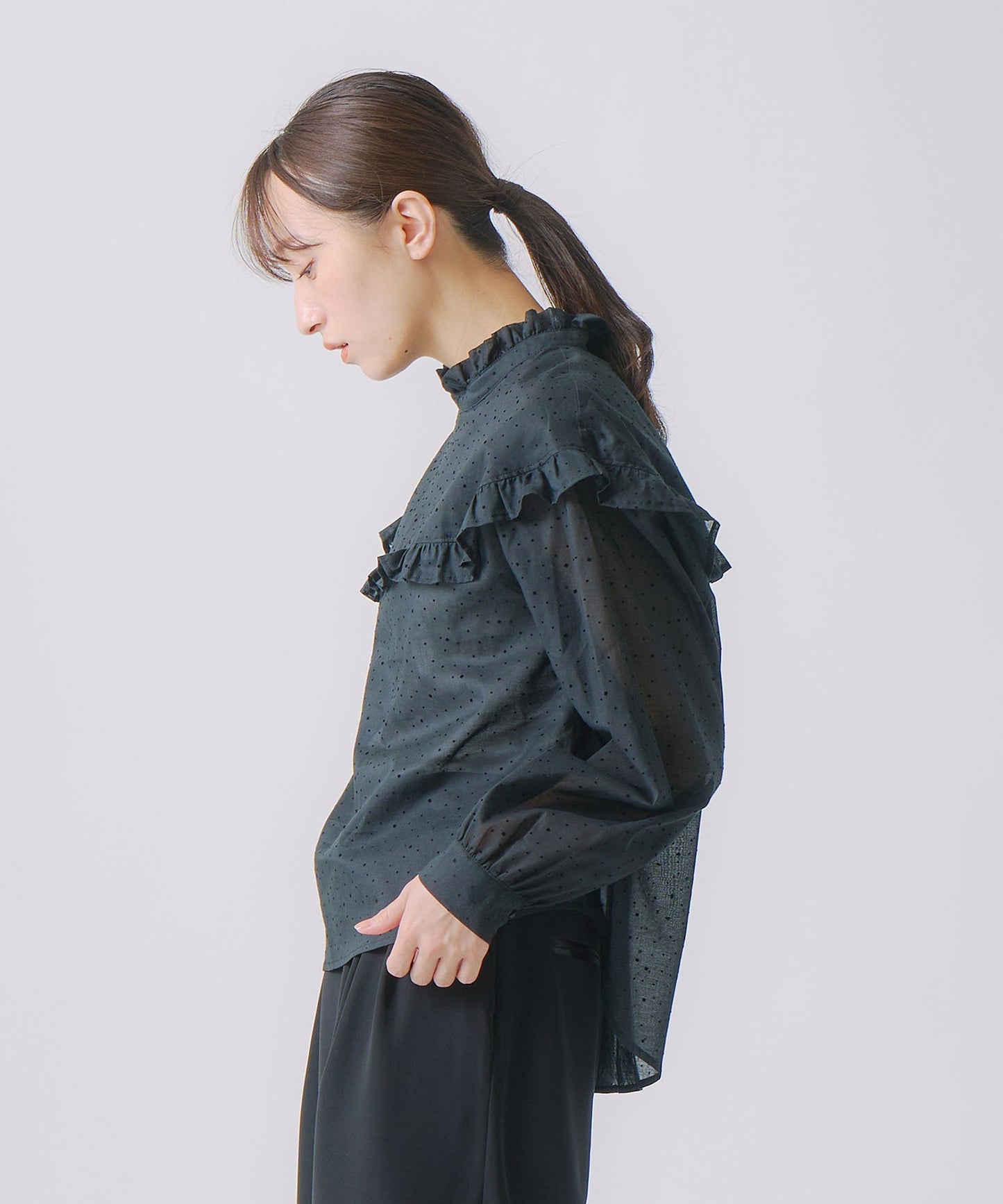 dot frill collar blouse / WHT25FBL4084