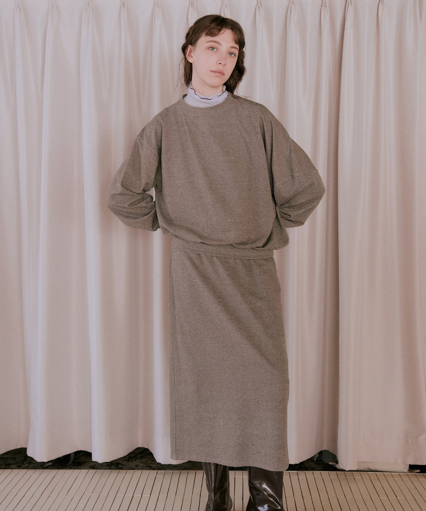 asymmetry glitter sweat / WHT25FCS4003
