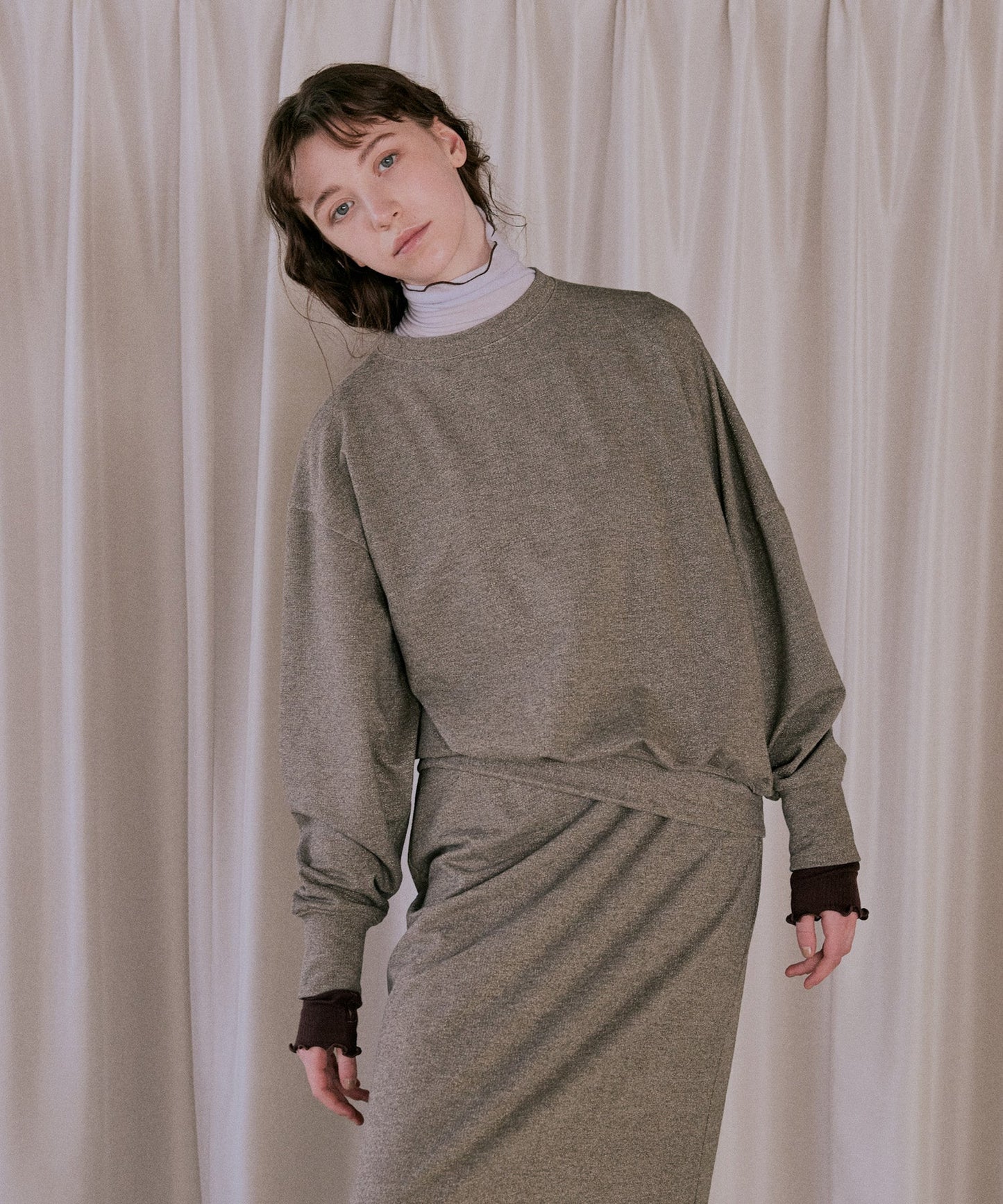 asymmetry glitter sweat / WHT25FCS4003
