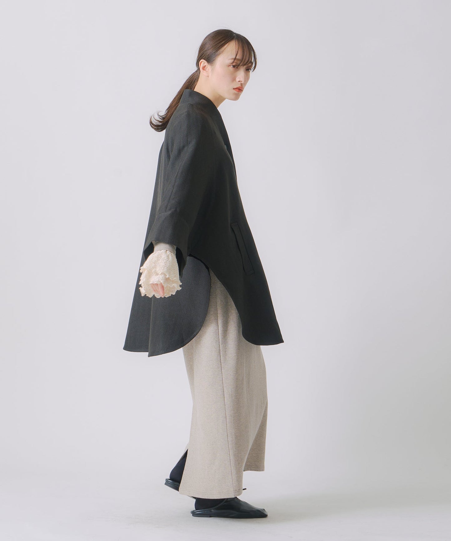 round cape jacket / WHT25FJK4047