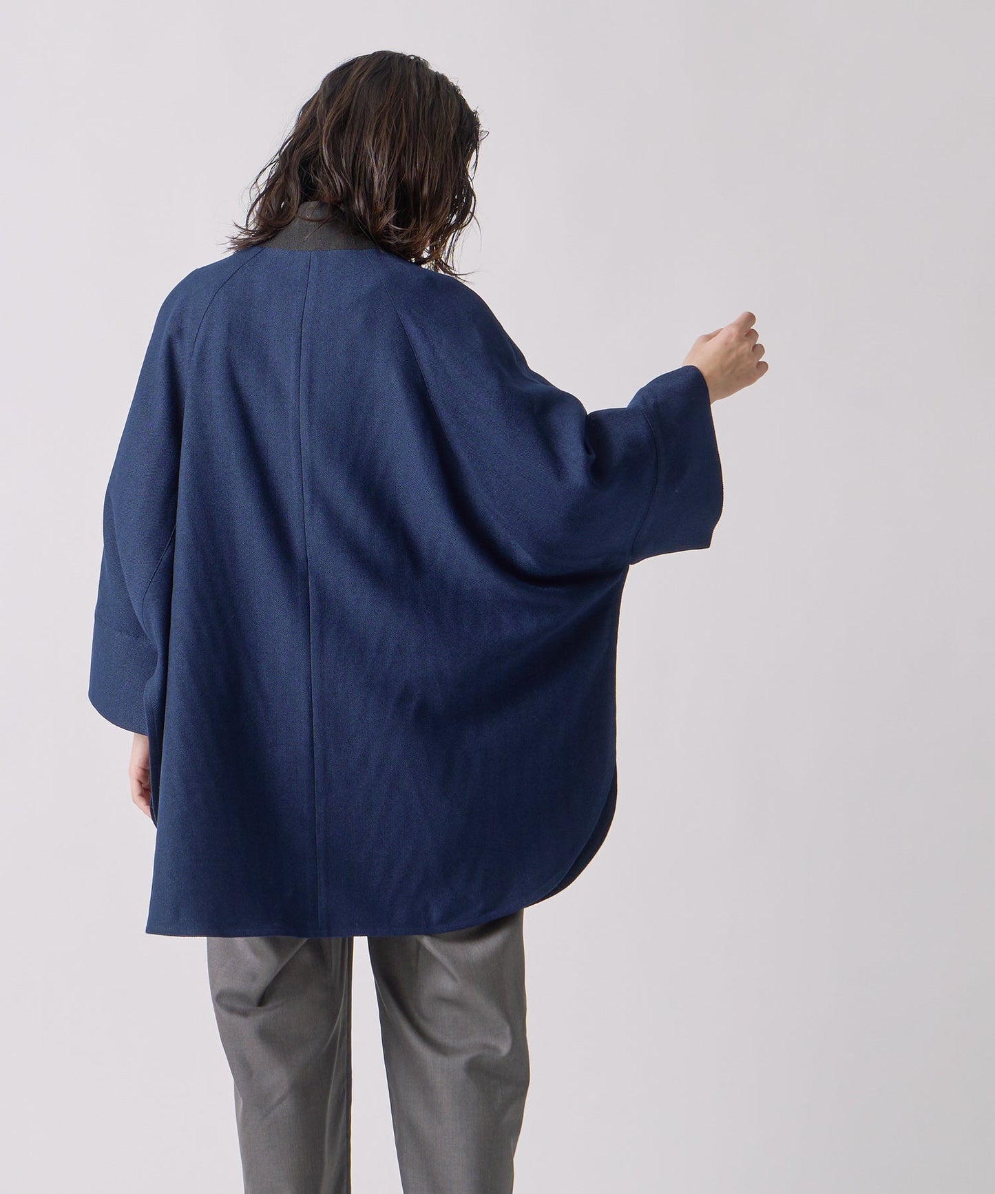 round cape jacket / WHT25FJK4047