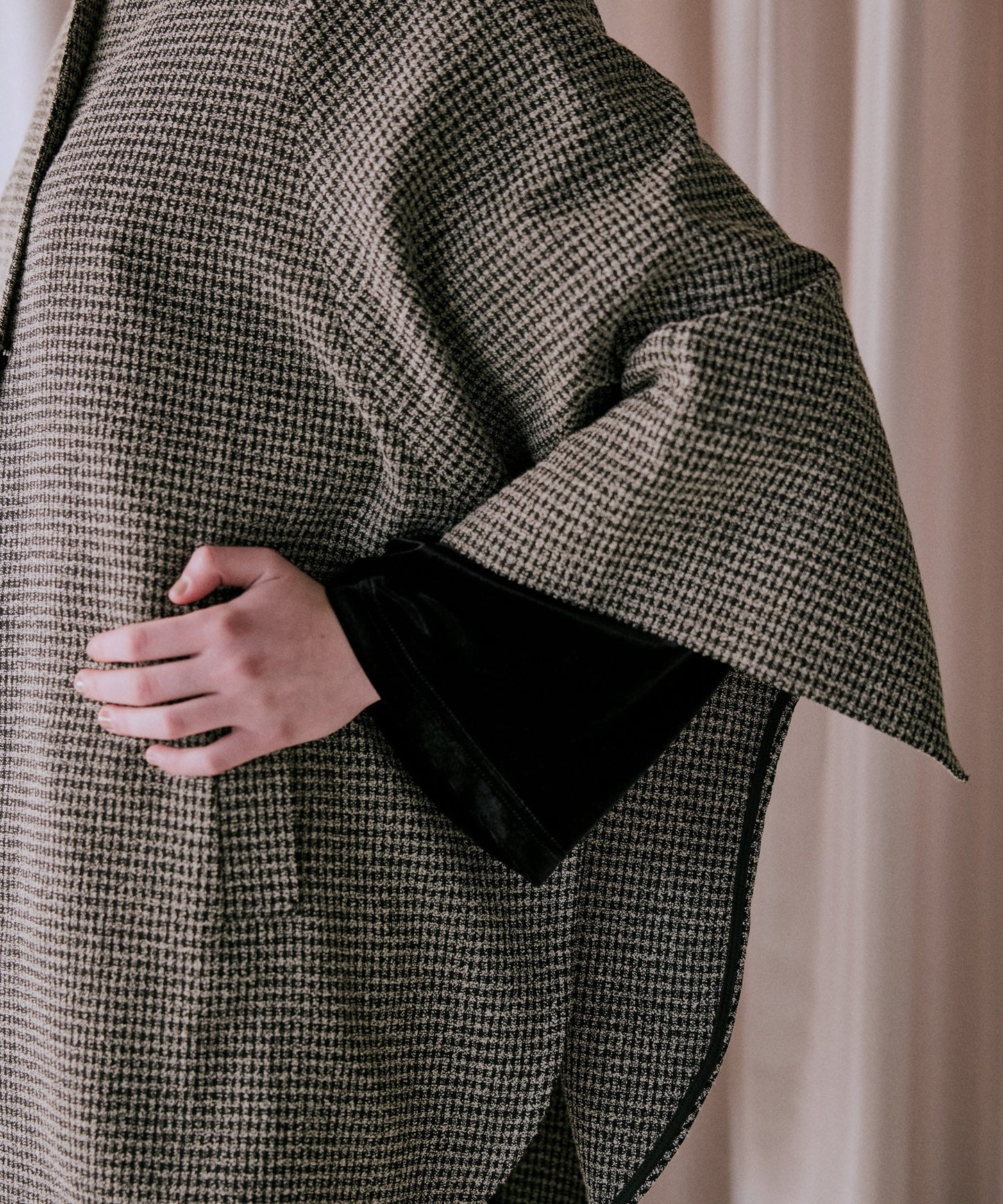 round cape jacket / WHT25FJK4047