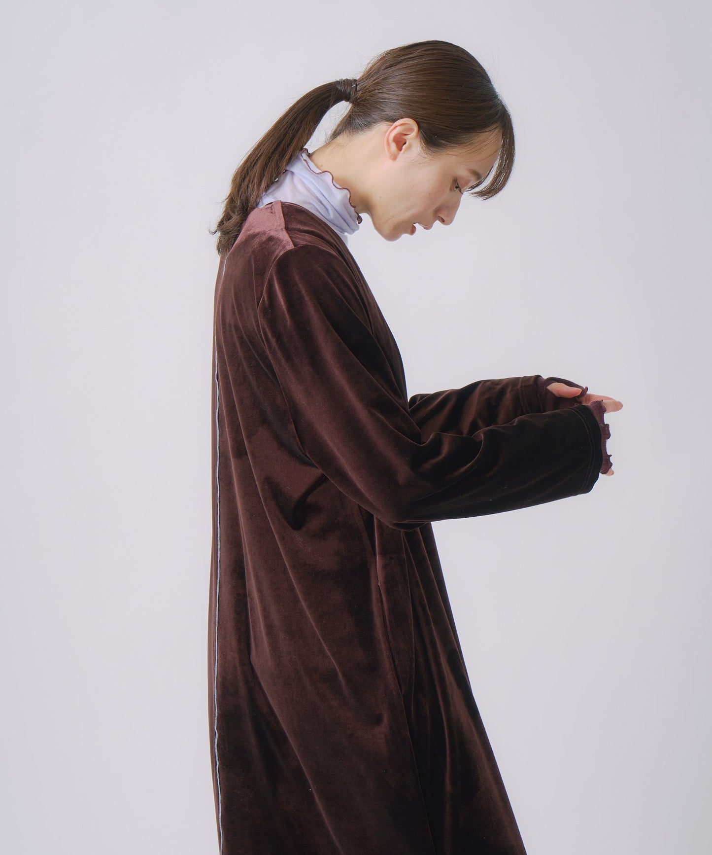v slit velour dress / WHT25FOP4072