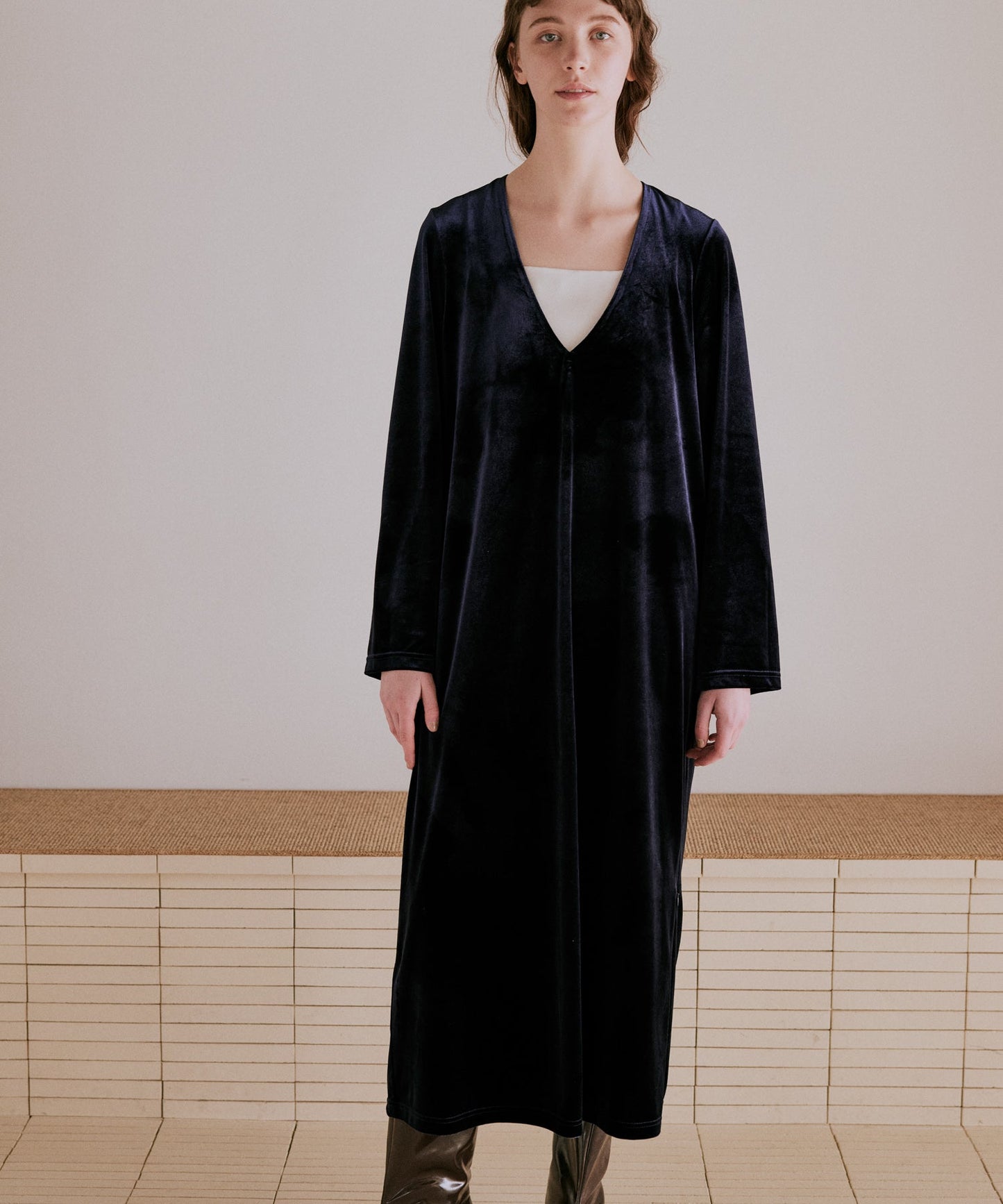 v slit velour dress / WHT25FOP4072