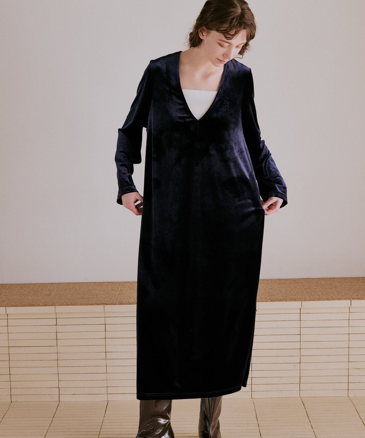 v slit velour dress / WHT25FOP4072