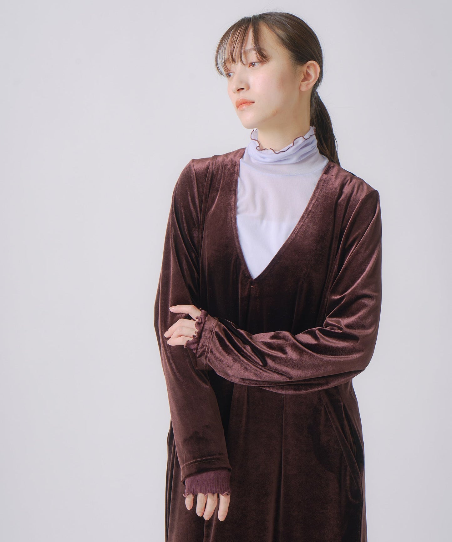 v slit velour dress / WHT25FOP4072