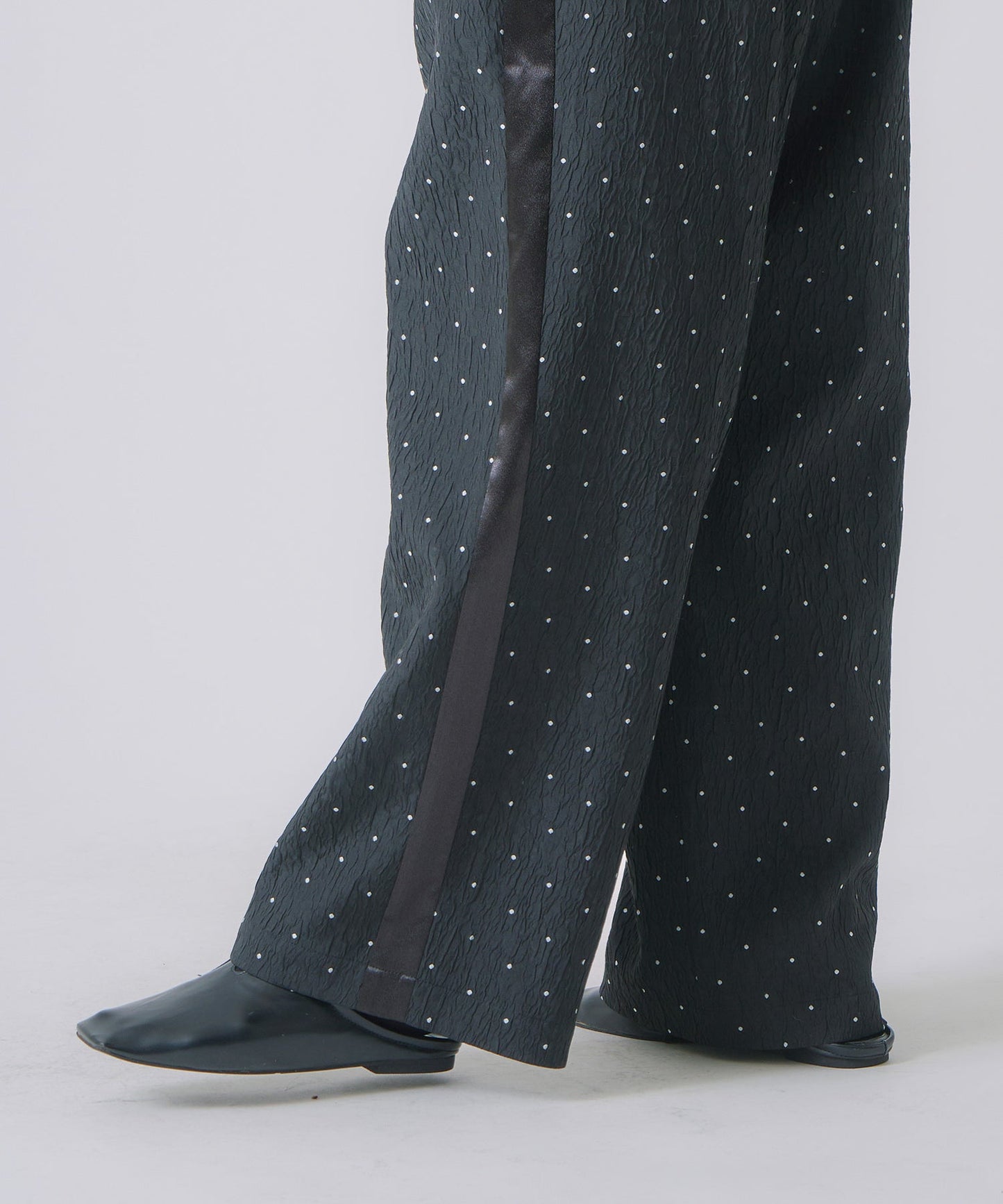 dot side line pants / WHT25FPT4058