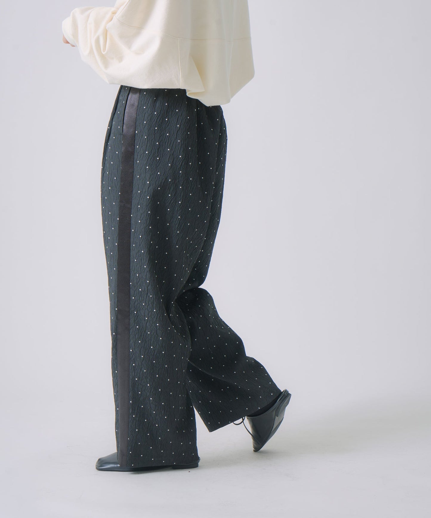 dot side line pants / WHT25FPT4058