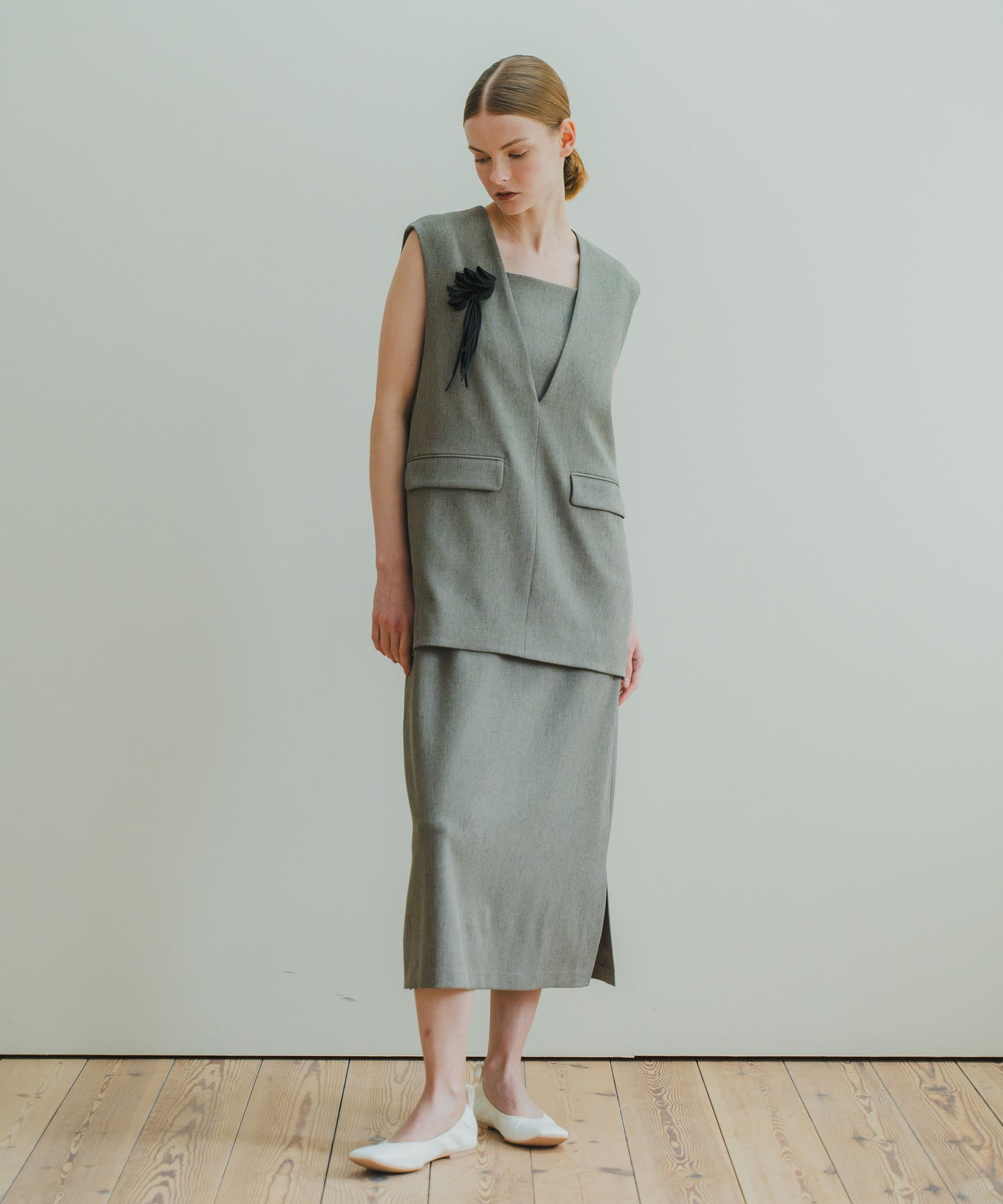 SLIT NECK COCOON VEST / WHT25HBL4061