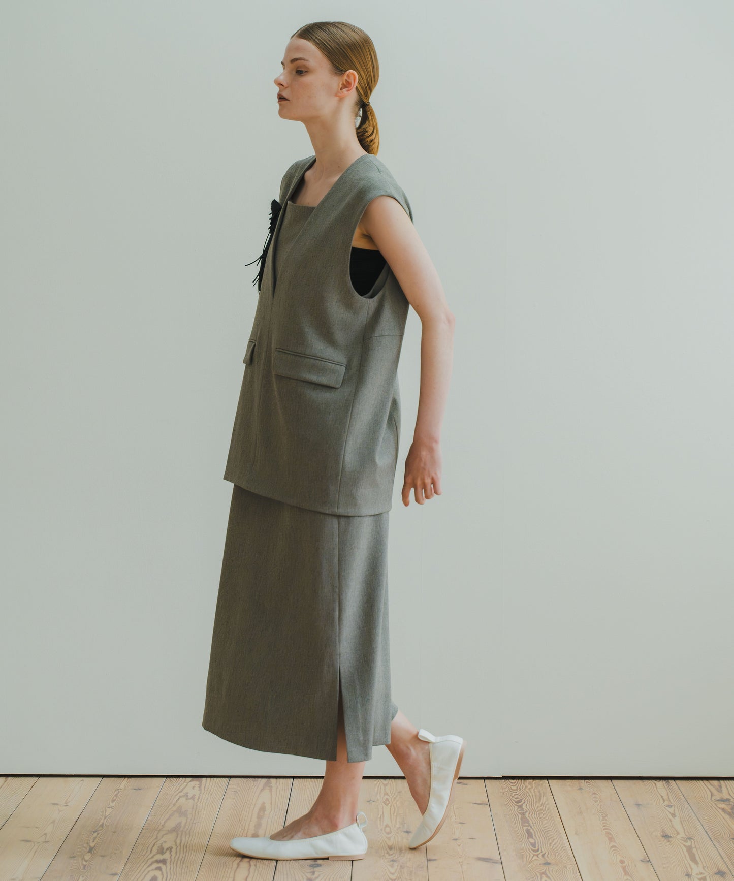 SLIT NECK COCOON VEST / WHT25HBL4061