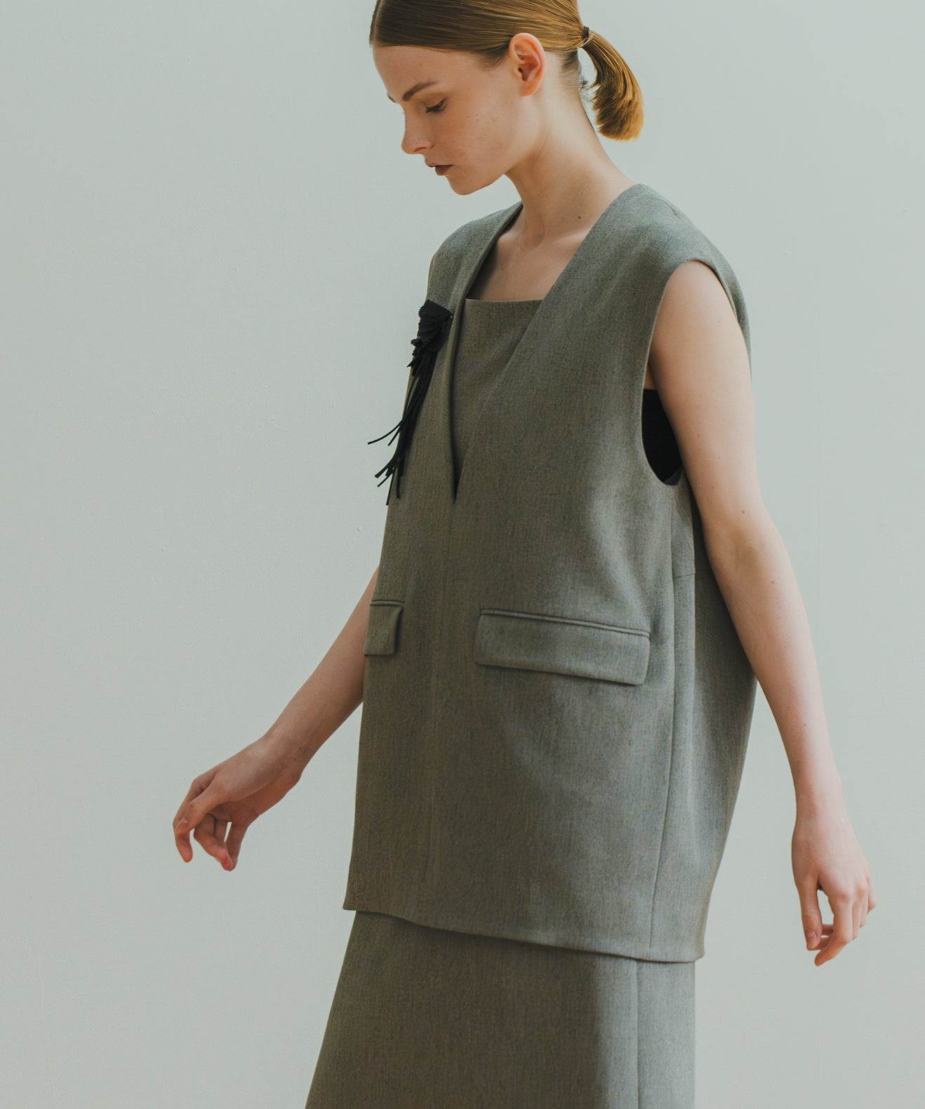SLIT NECK COCOON VEST / WHT25HBL4061