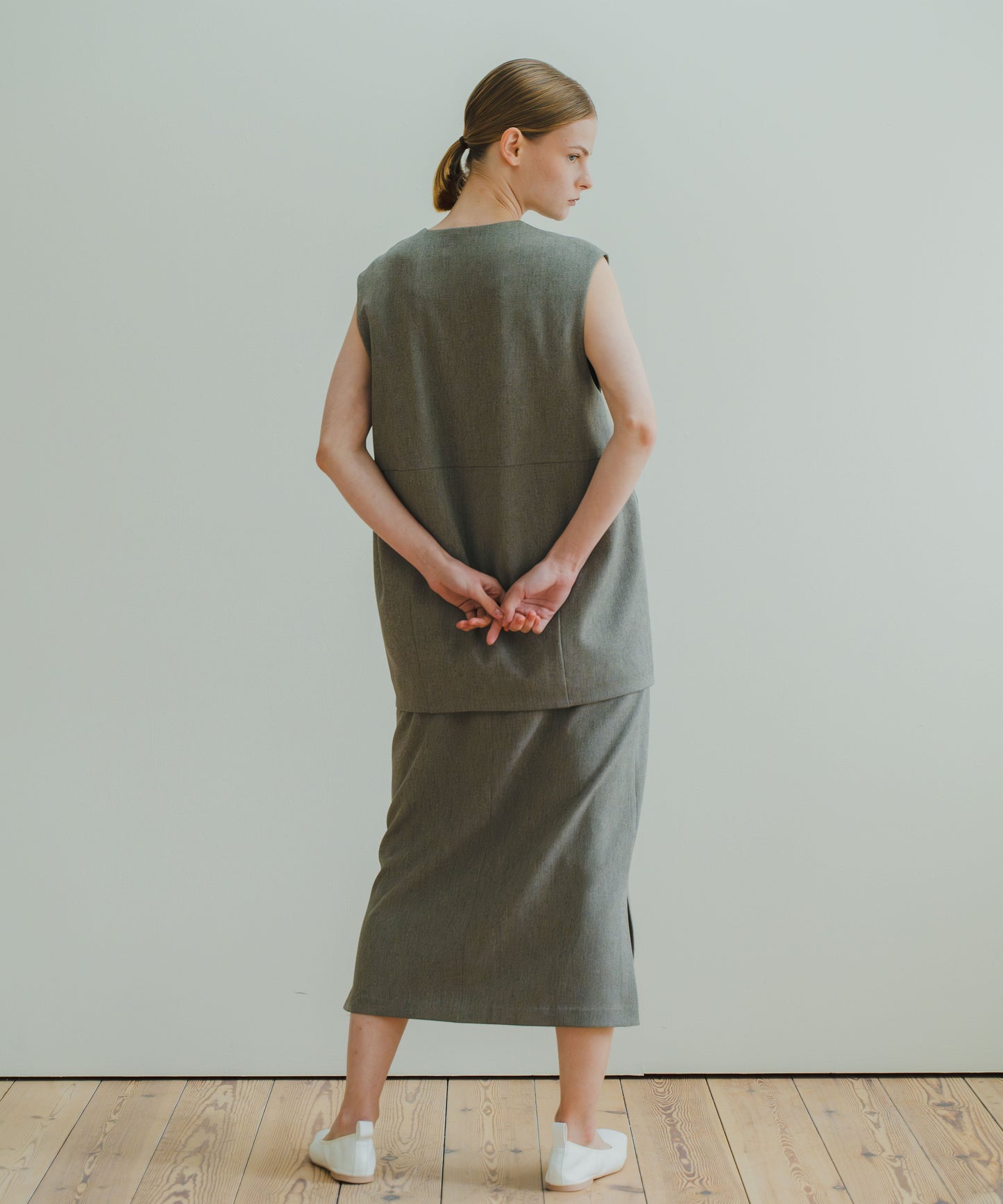 SLIT NECK COCOON VEST / WHT25HBL4061