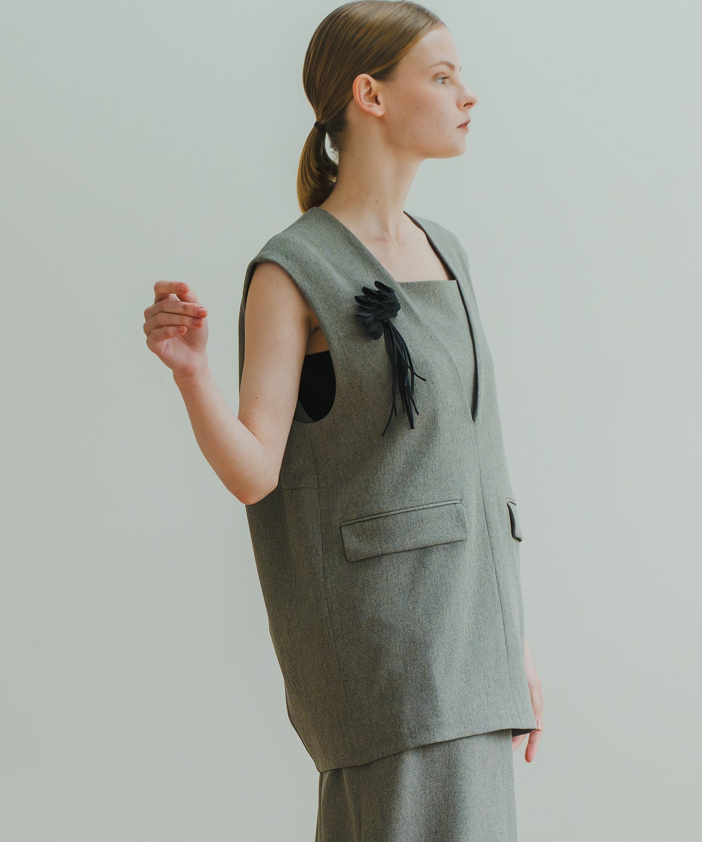 SLIT NECK COCOON VEST / WHT25HBL4061