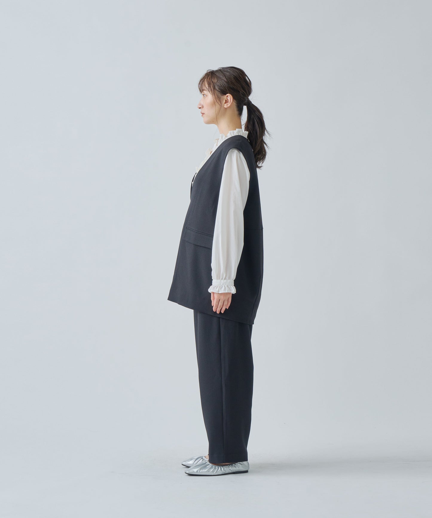 SLIT NECK COCOON VEST / WHT25HBL4061