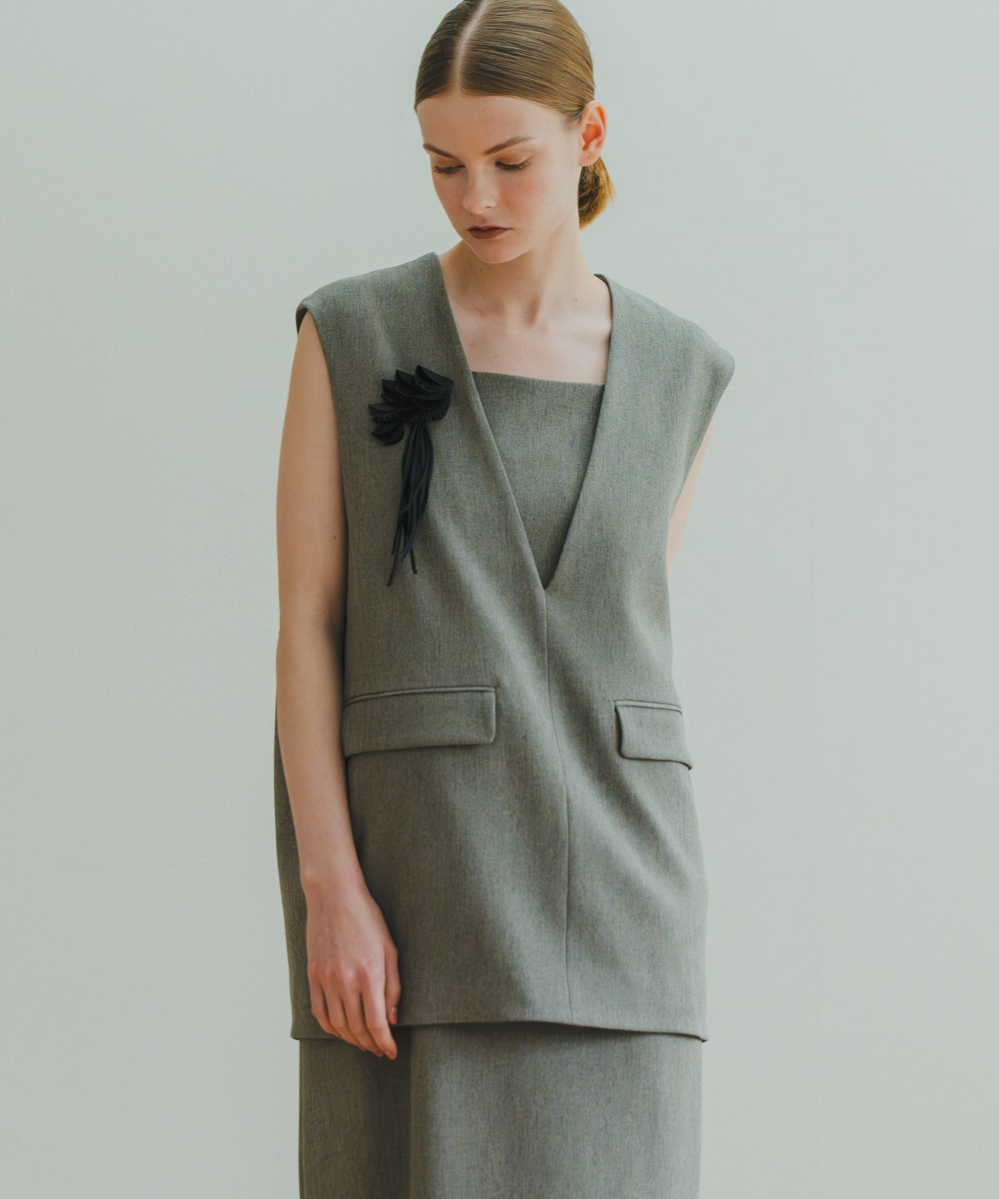 SLIT NECK COCOON VEST / WHT25HBL4061