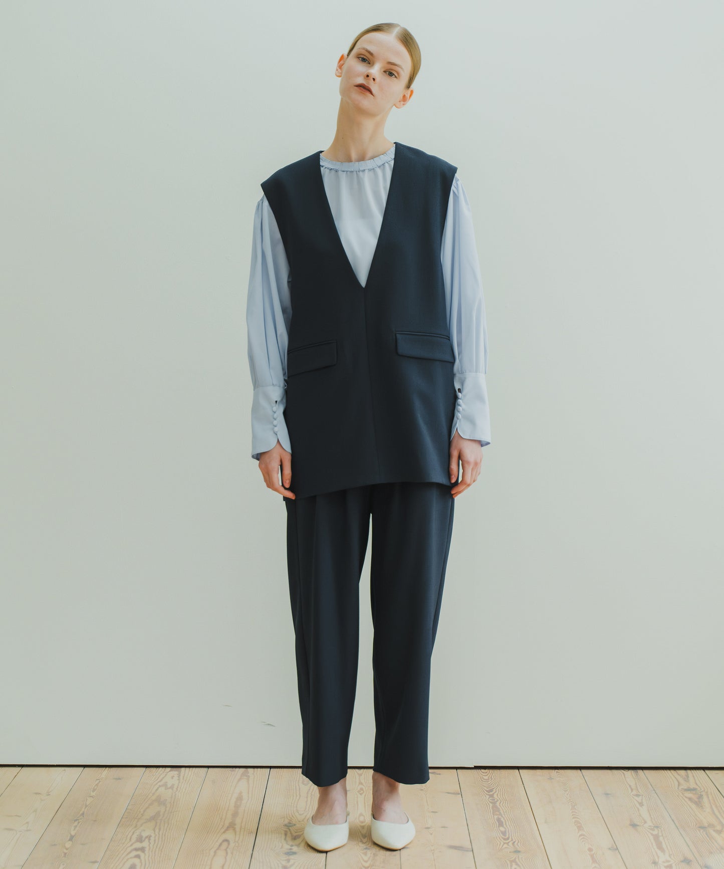 SLIT NECK COCOON VEST / WHT25HBL4061