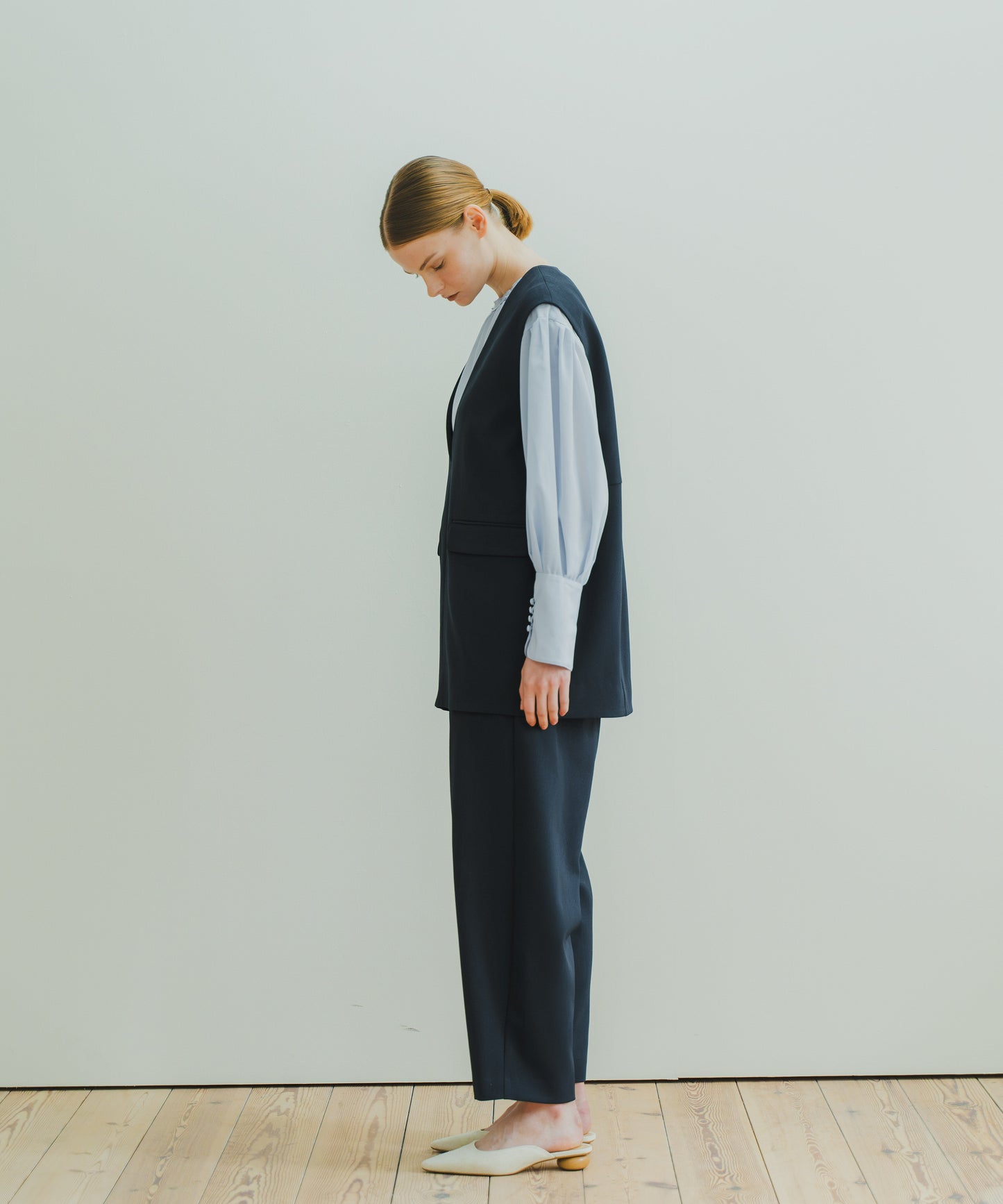 SLIT NECK COCOON VEST / WHT25HBL4061