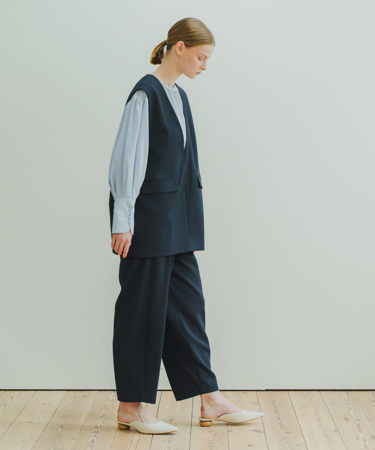 SLIT NECK COCOON VEST / WHT25HBL4061