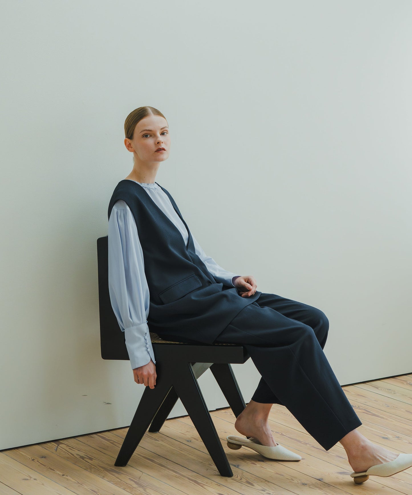 SLIT NECK COCOON VEST / WHT25HBL4061