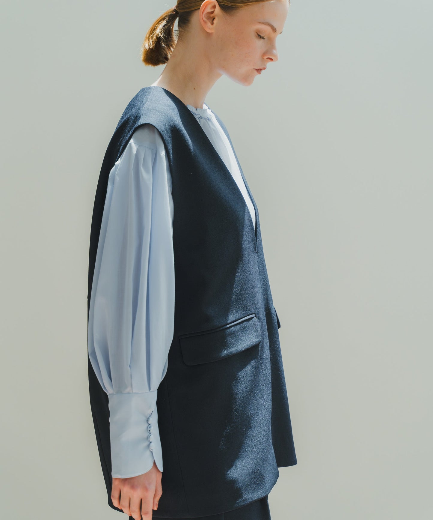 SLIT NECK COCOON VEST / WHT25HBL4061