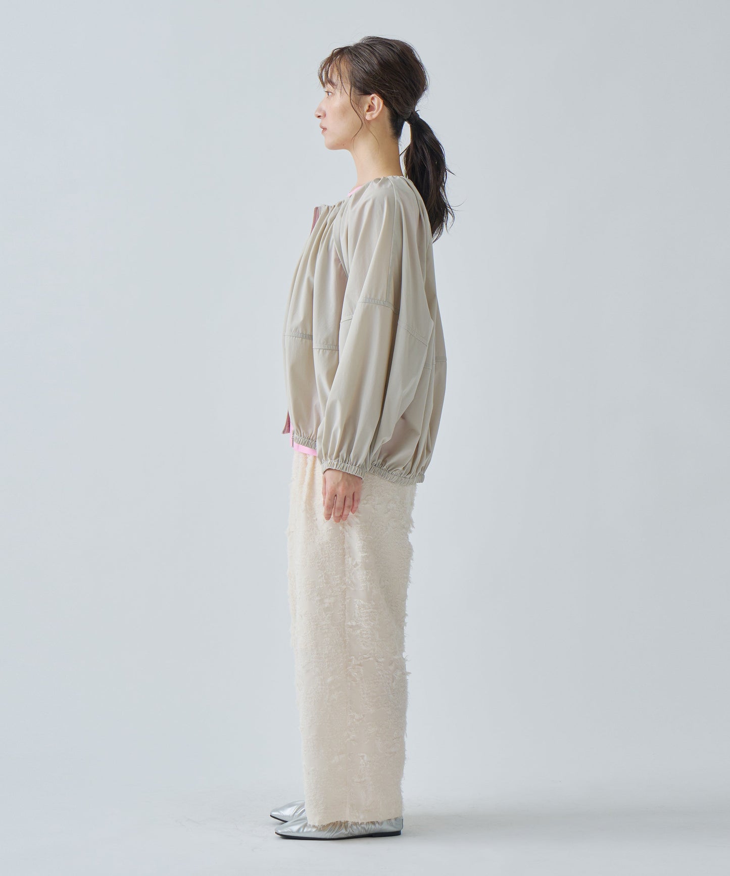 NO COLLAR GATHER BLOUSON / WHT25HJK4039