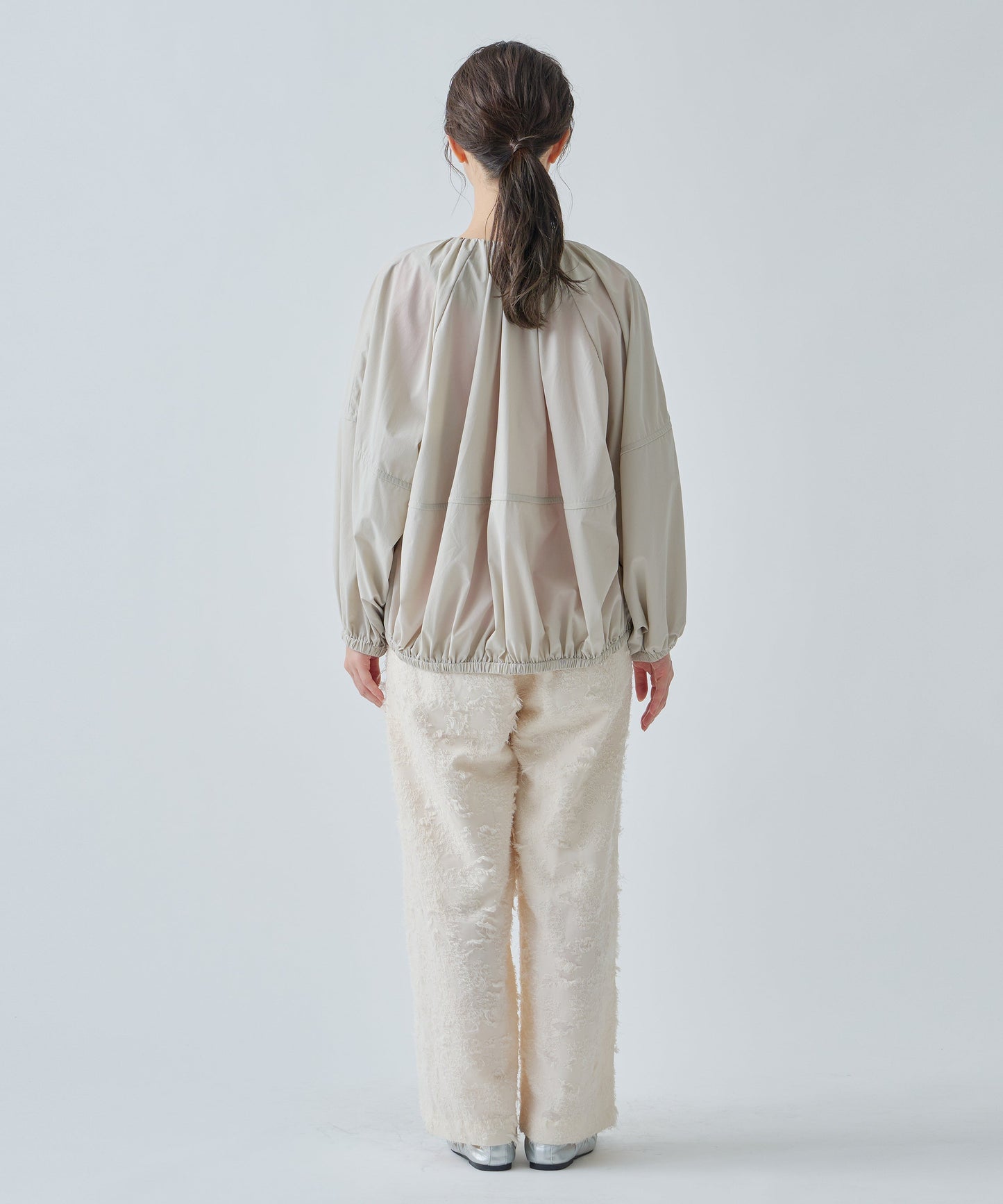 NO COLLAR GATHER BLOUSON / WHT25HJK4039