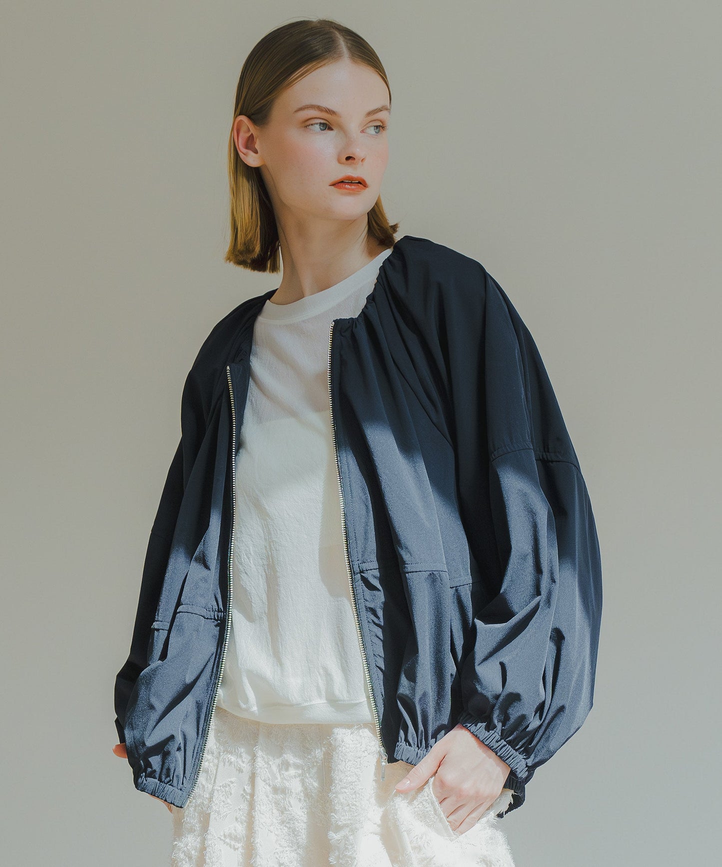 NO COLLAR GATHER BLOUSON / WHT25HJK4039