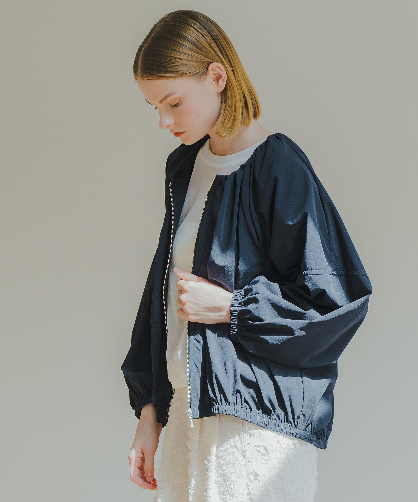NO COLLAR GATHER BLOUSON / WHT25HJK4039