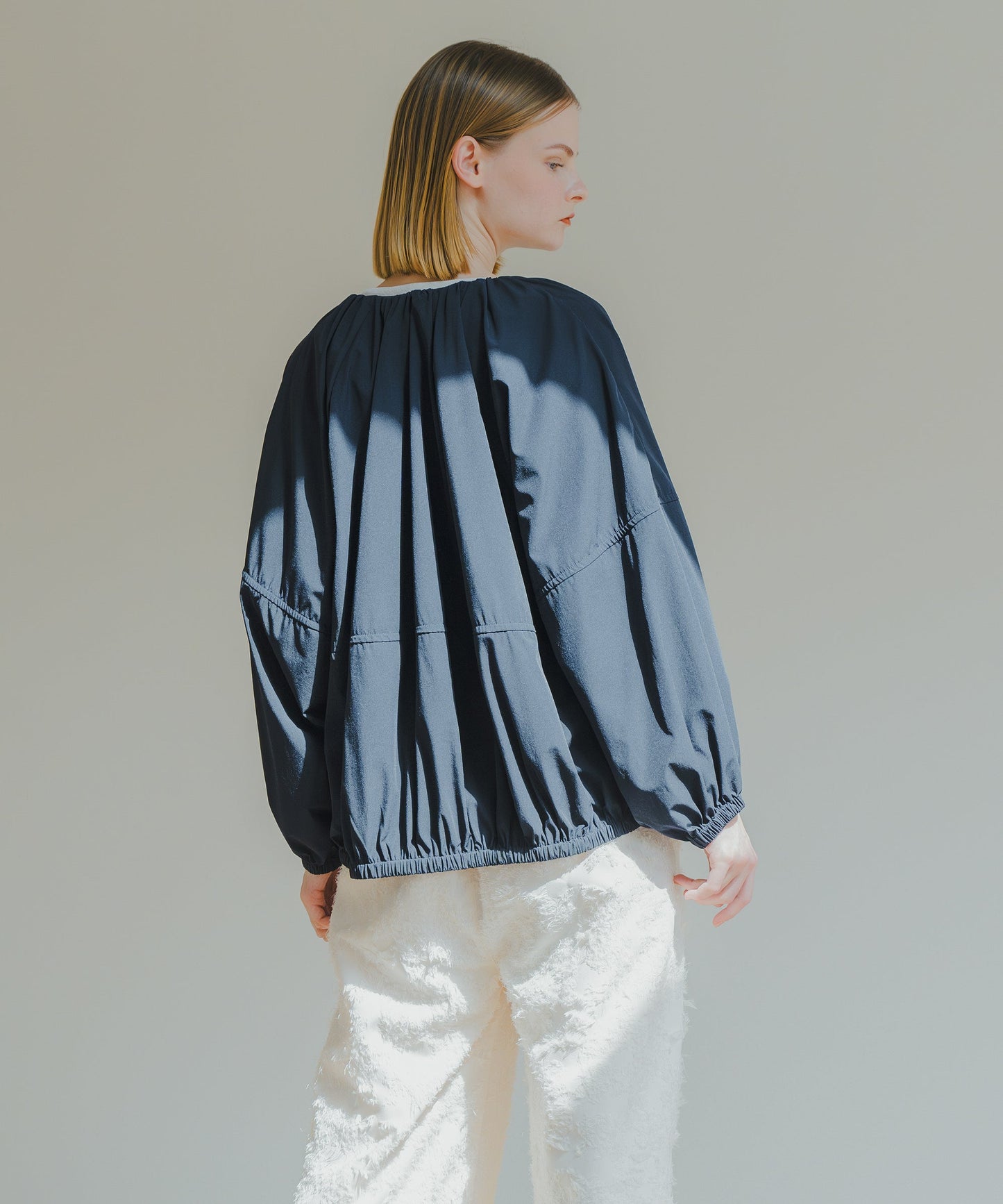 NO COLLAR GATHER BLOUSON / WHT25HJK4039