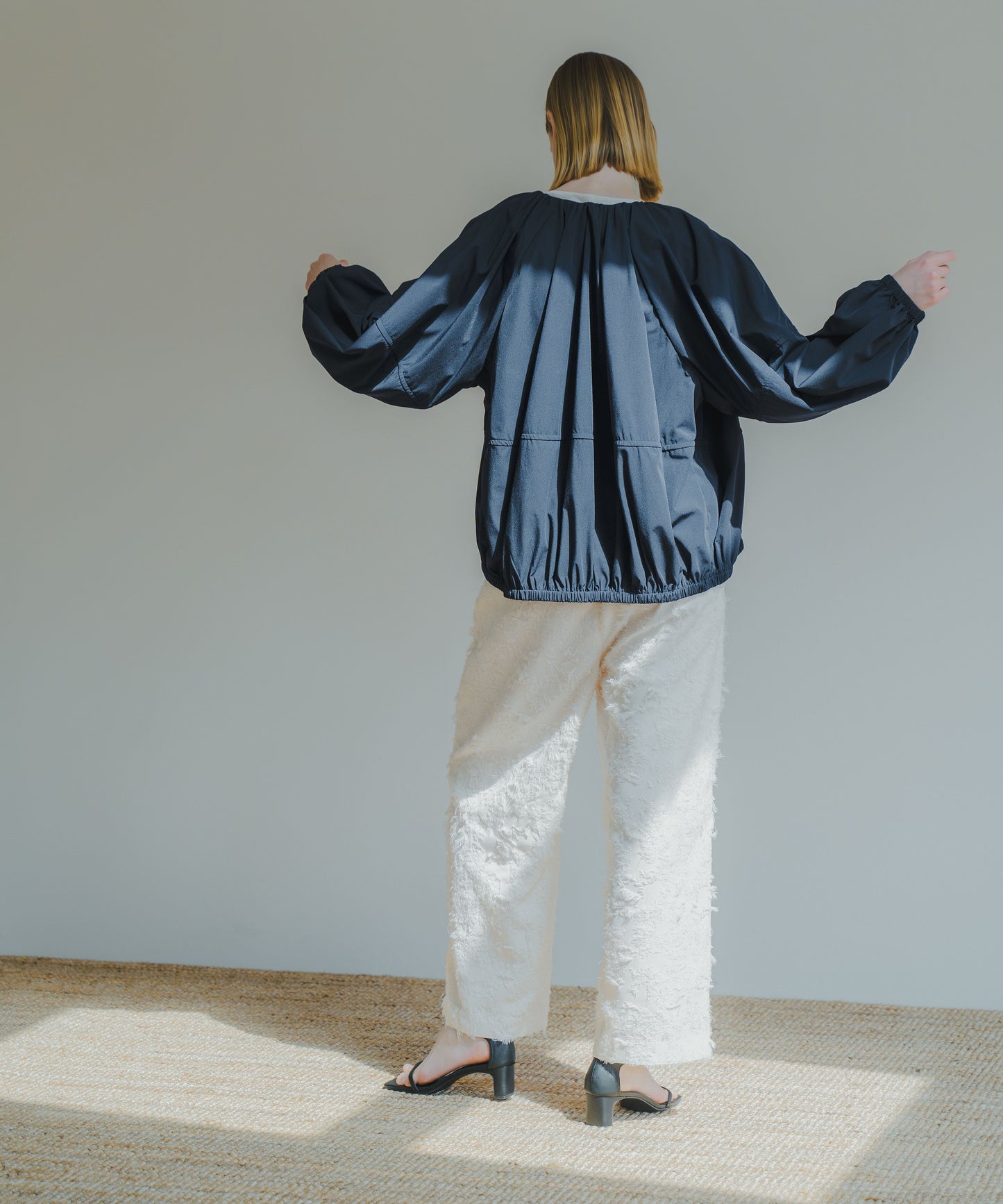 NO COLLAR GATHER BLOUSON / WHT25HJK4039