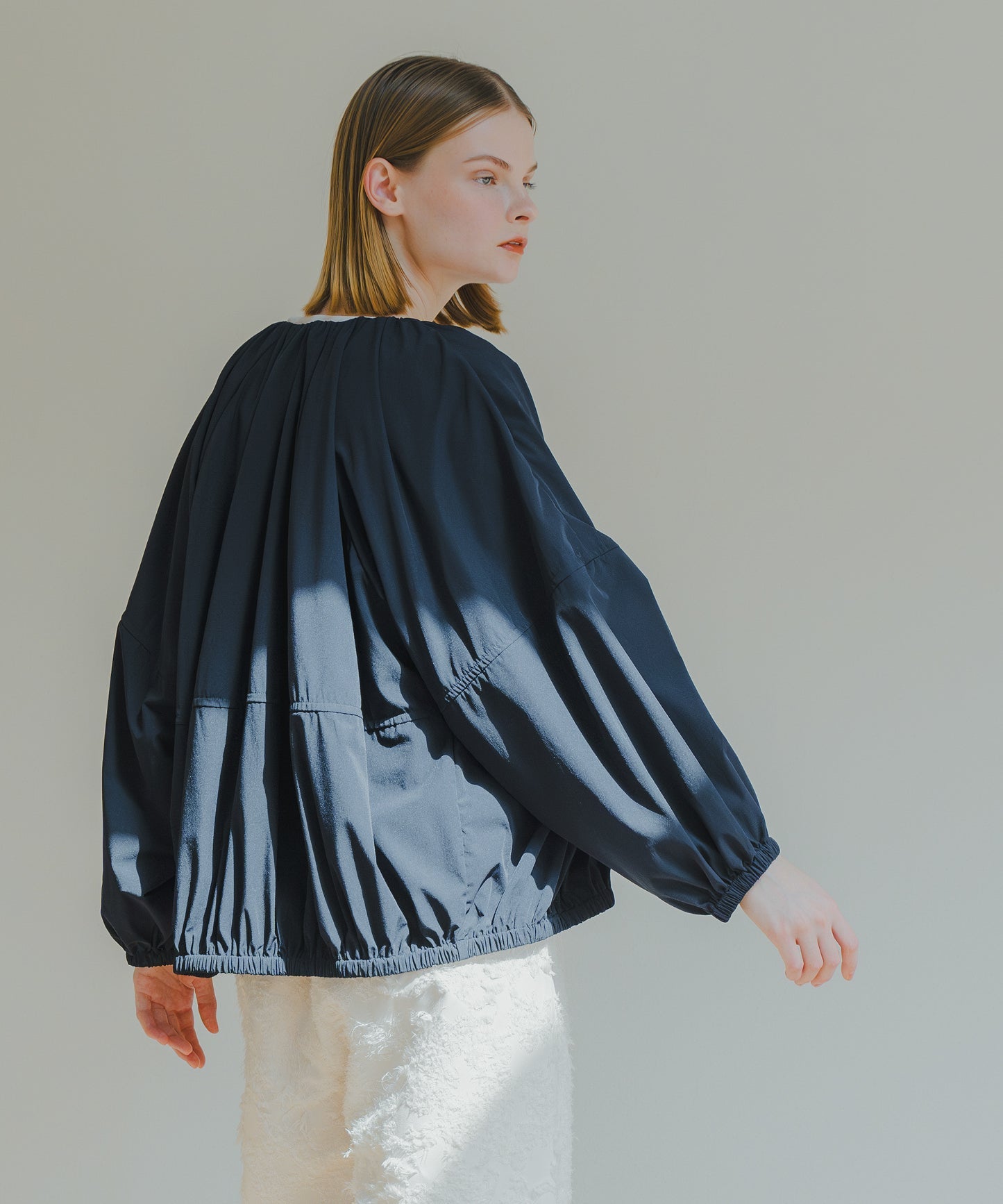 NO COLLAR GATHER BLOUSON / WHT25HJK4039