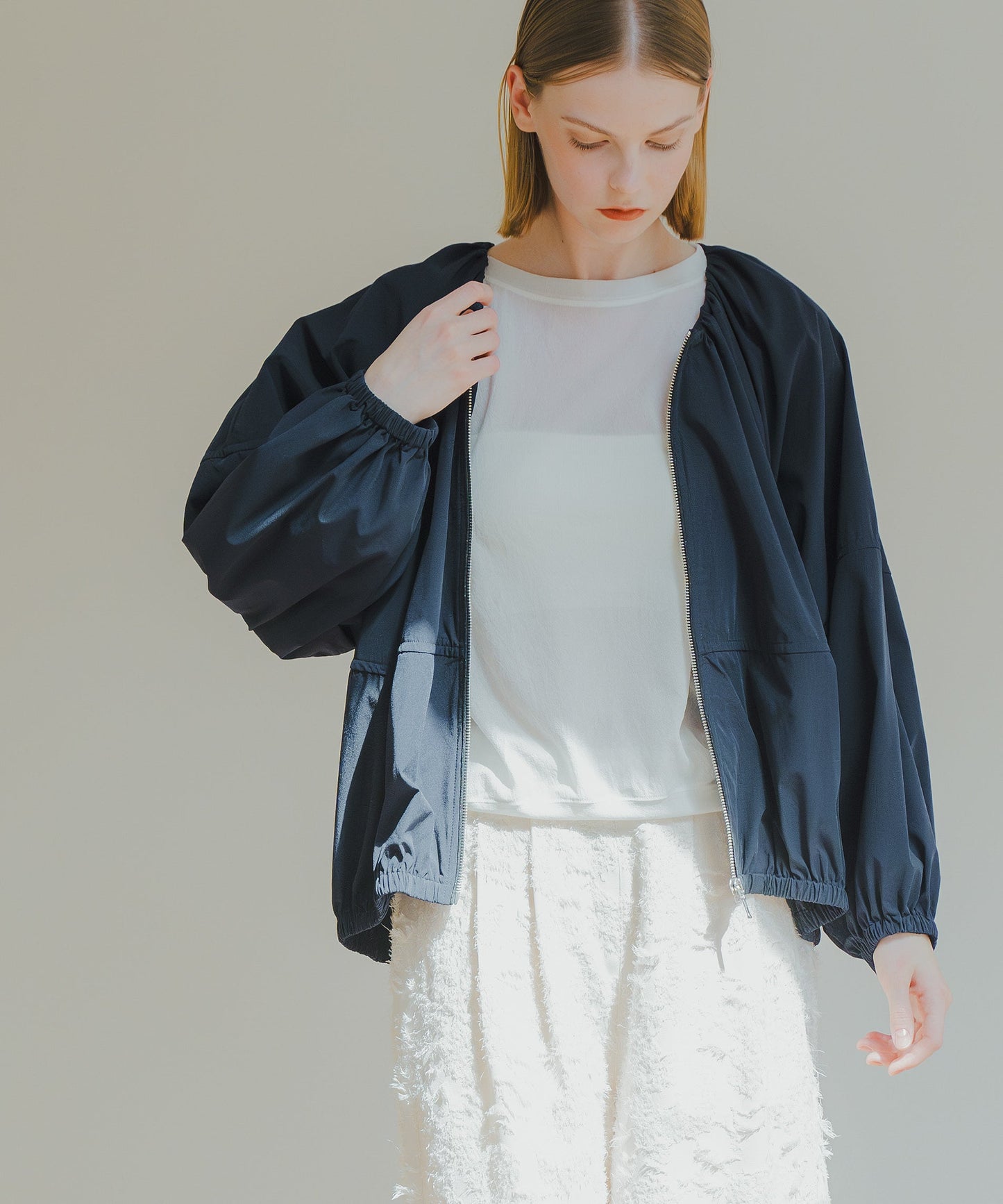 NO COLLAR GATHER BLOUSON / WHT25HJK4039