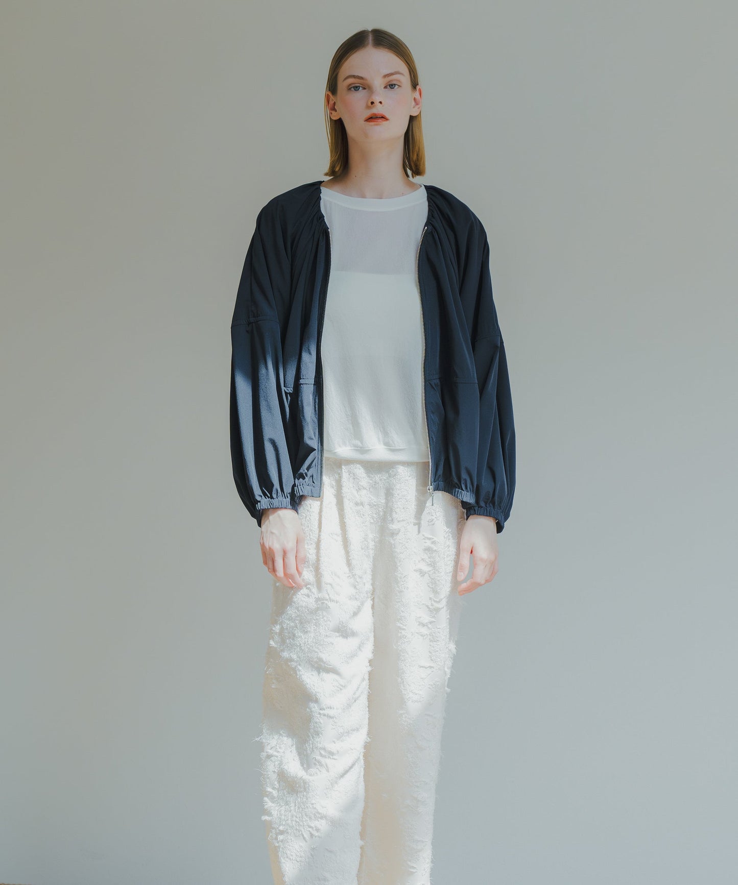 NO COLLAR GATHER BLOUSON / WHT25HJK4039