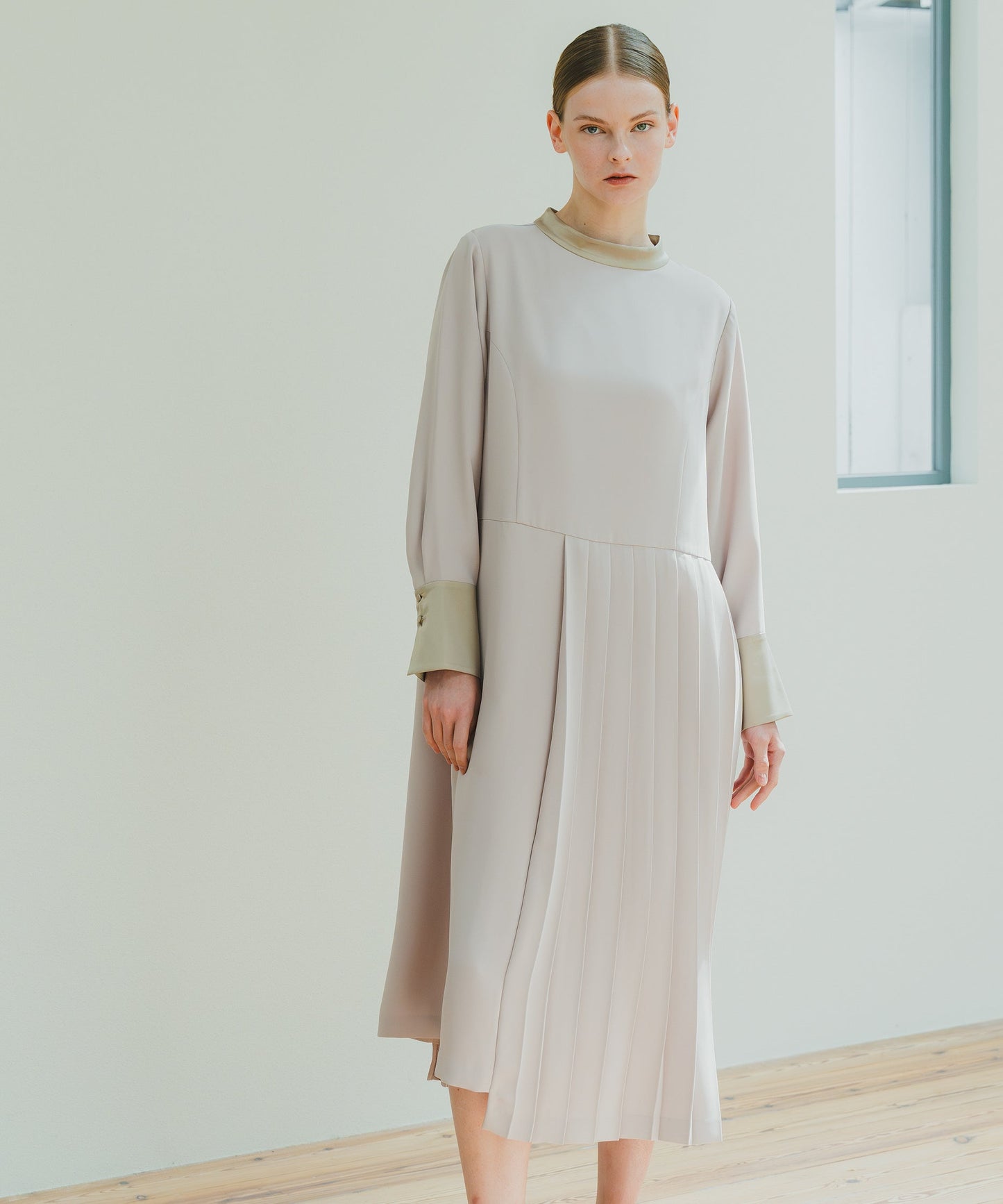 ASYMMETRY PLEATS DRESS / WHT25HOP4060