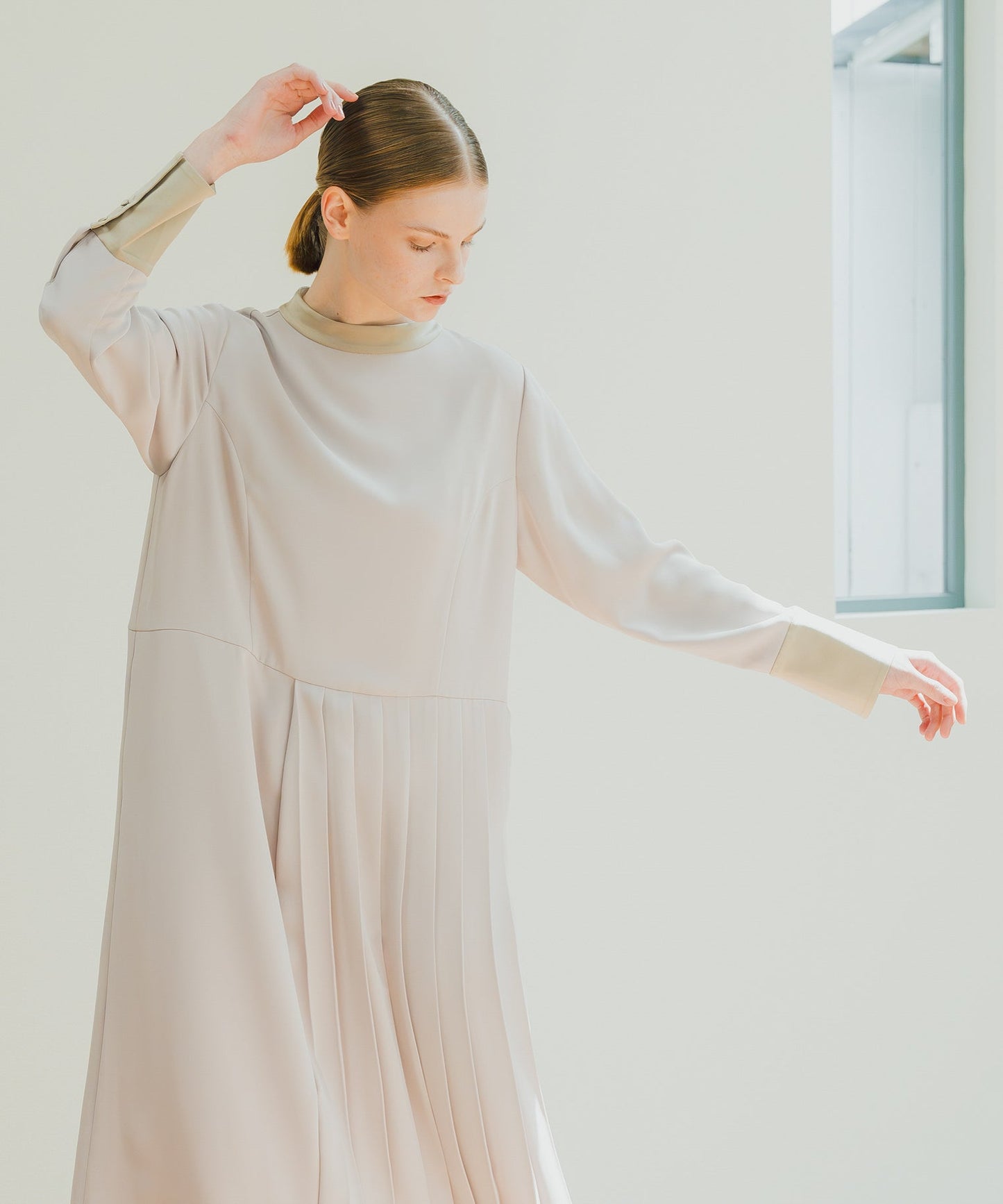 ASYMMETRY PLEATS DRESS / WHT25HOP4060