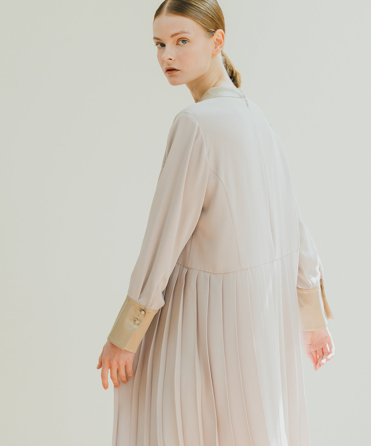 ASYMMETRY PLEATS DRESS / WHT25HOP4060