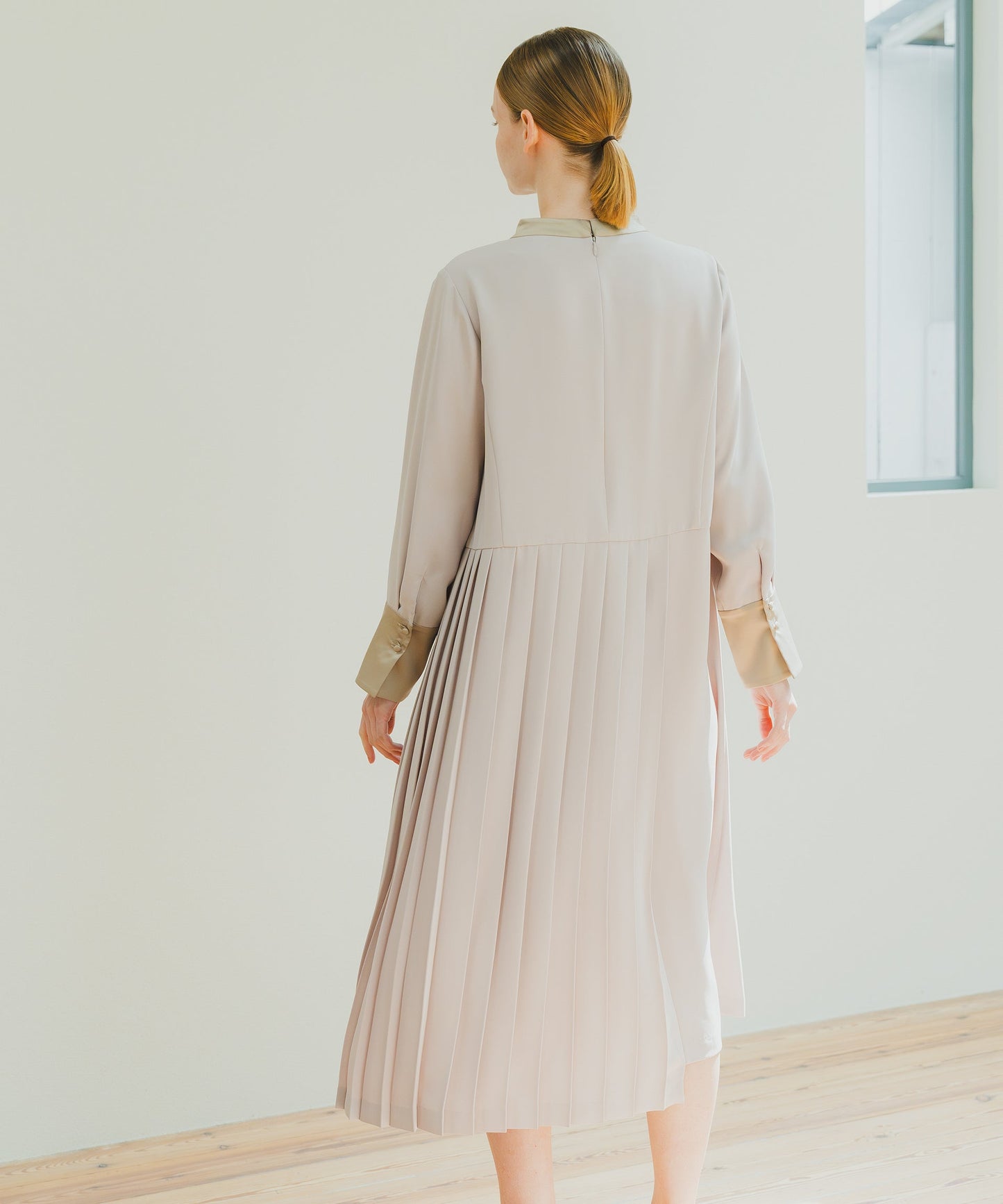 ASYMMETRY PLEATS DRESS / WHT25HOP4060