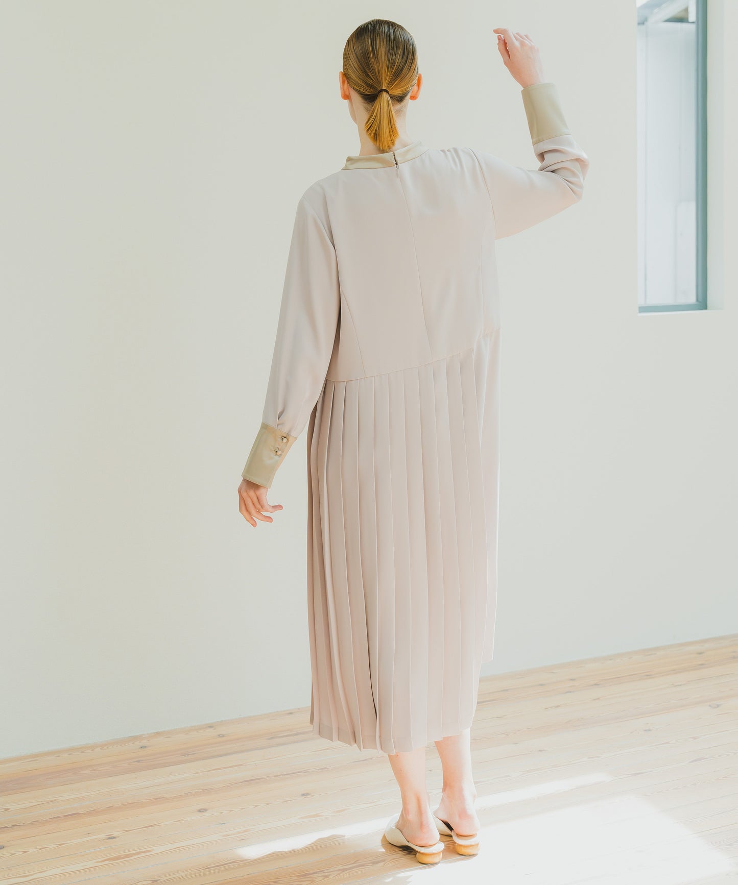 ASYMMETRY PLEATS DRESS / WHT25HOP4060