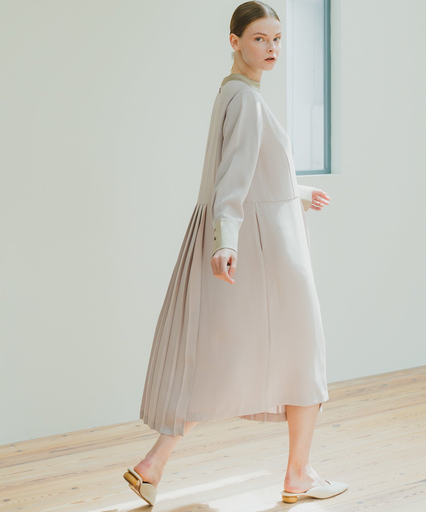ASYMMETRY PLEATS DRESS / WHT25HOP4060