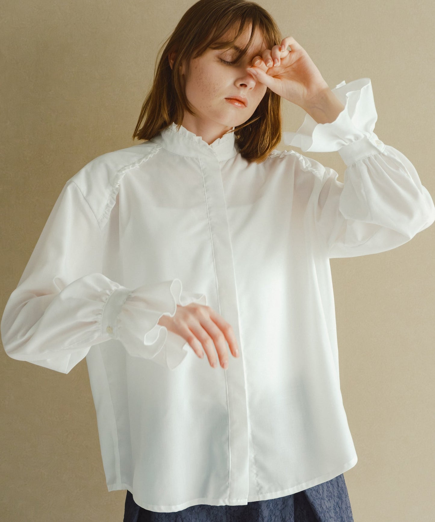 stand frill collar blouse / WHT26HBL4090